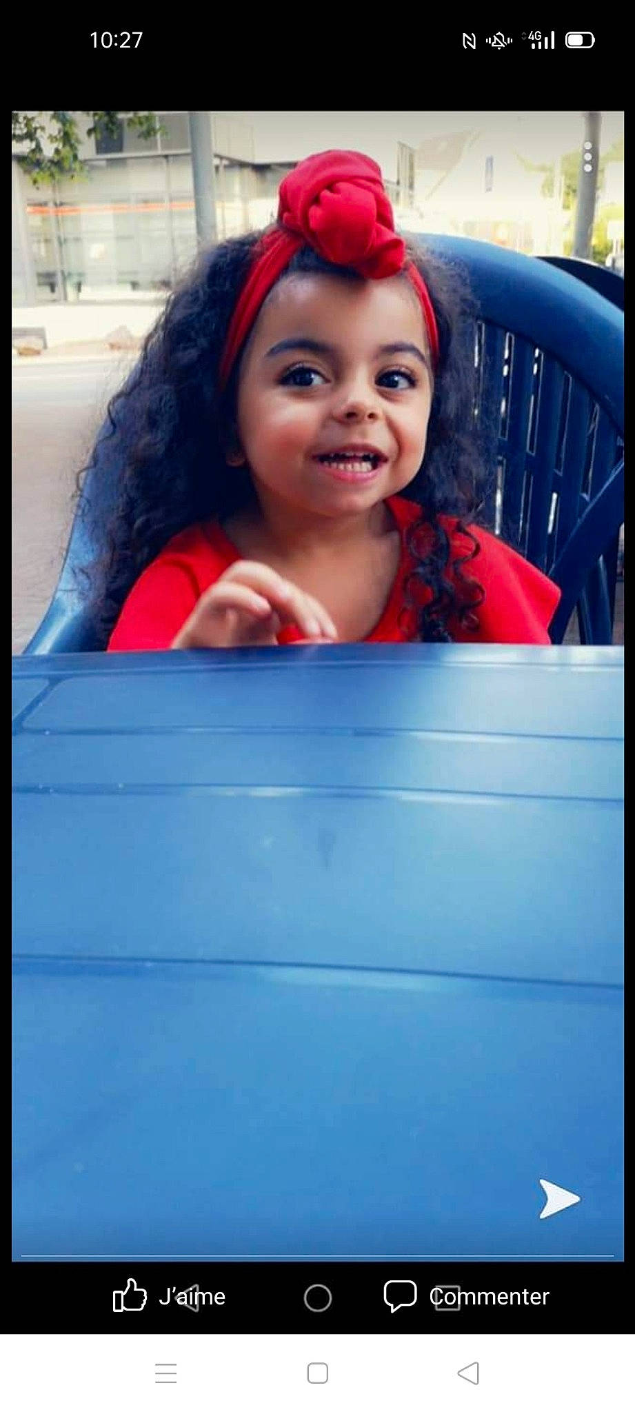 Kalia a rejoint le concours — aidez-le/la à gagner de superbes lots ! automotive_exterior, blue, eye, face, facial_expression, fun, hair, hairstyle, happy, head, iris, joy, lip, lipstick, motor_vehicle, mouth, person, skin, smile, t_shirt