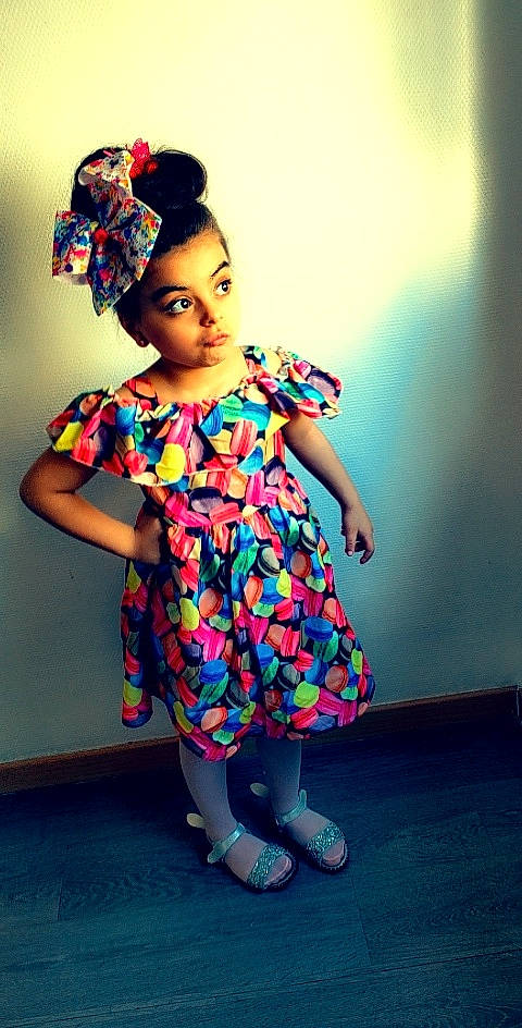 Kalia a rejoint le concours — aidez-le/la à gagner de superbes lots ! arm, black_hair, day_dress, dress, electric_blue, event, fashion_design, flash_photography, hairstyle, hand, happy, magenta, one_piece_garment, pattern, person, pink, purple, shoulder, sleeve, street_fashion