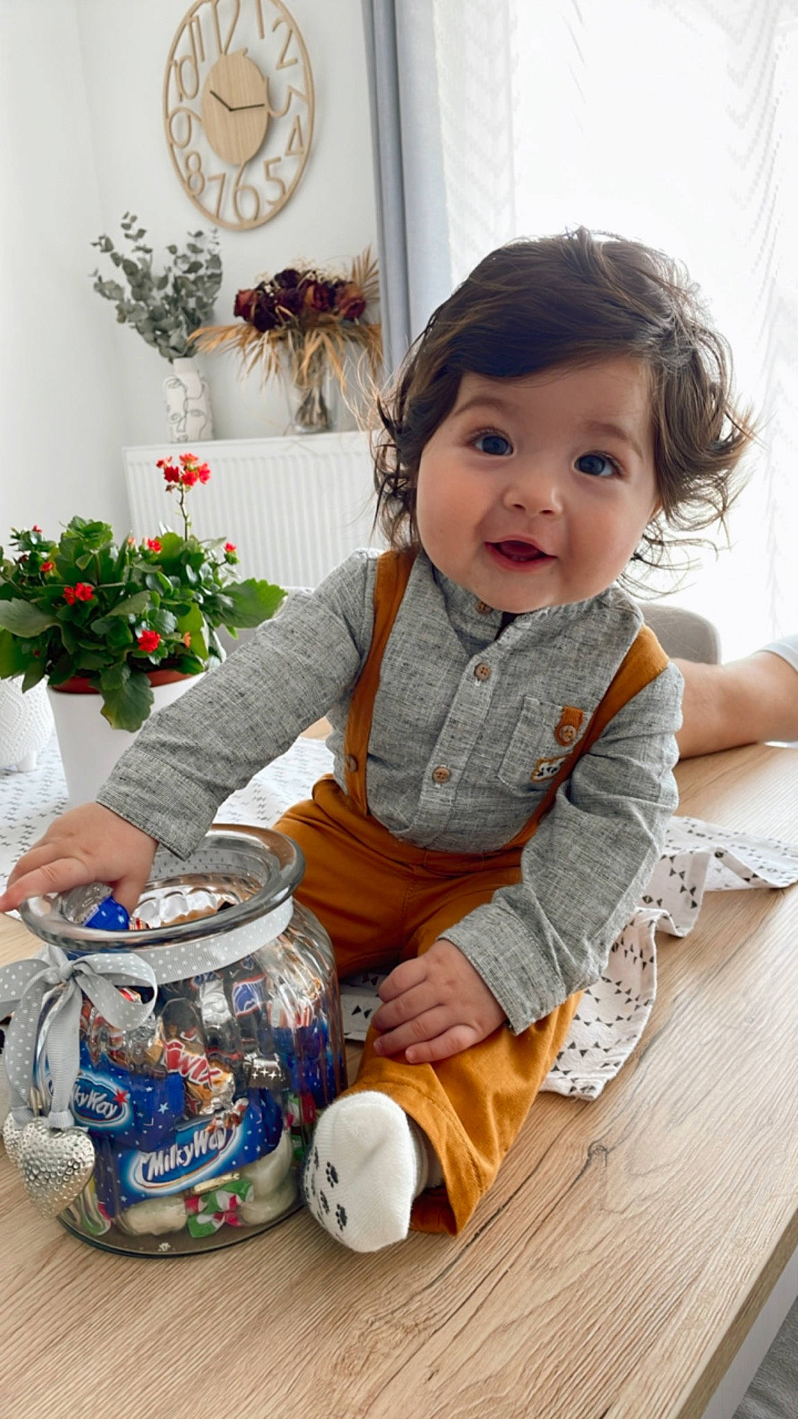 Ayaz participe au concours pour gagner de l'argent avec cette photo : baby, baby_toddler_clothing, child, dress, event, flooring, flowerpot, happy, houseplant, membranophone, person, plant, porcelain, room, serveware, sitting, smile, textile, toddler, white