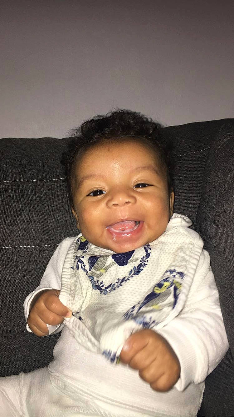 Eydenn a rejoint le concours — aidez-le/la à gagner de superbes lots ! arm, cheek, comfort, eyebrow, finger, flash_photography, gesture, hand, happy, head, human_body, iris, lip, mouth, neck, nose, person, skin, sleeve, smile