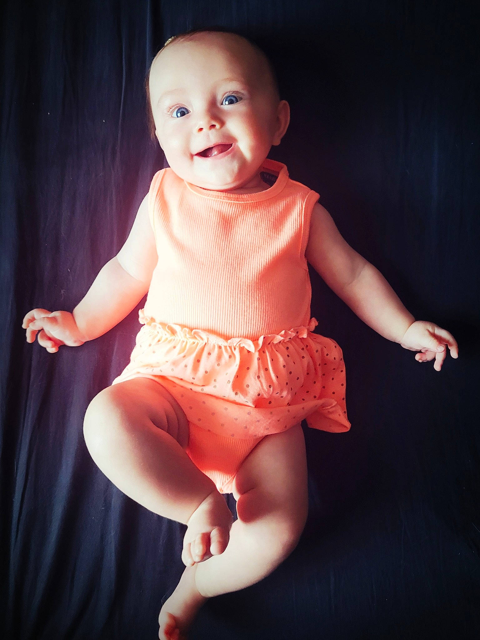 Clélya a rejoint le concours — aidez-le/la à gagner de superbes lots ! baby_toddler_clothing, cheek, eye, finger, flash_photography, hand, head, human_body, knee, leg, lip, neck, person, pink, shoulder, skin, sleeve, smile, standing, thigh