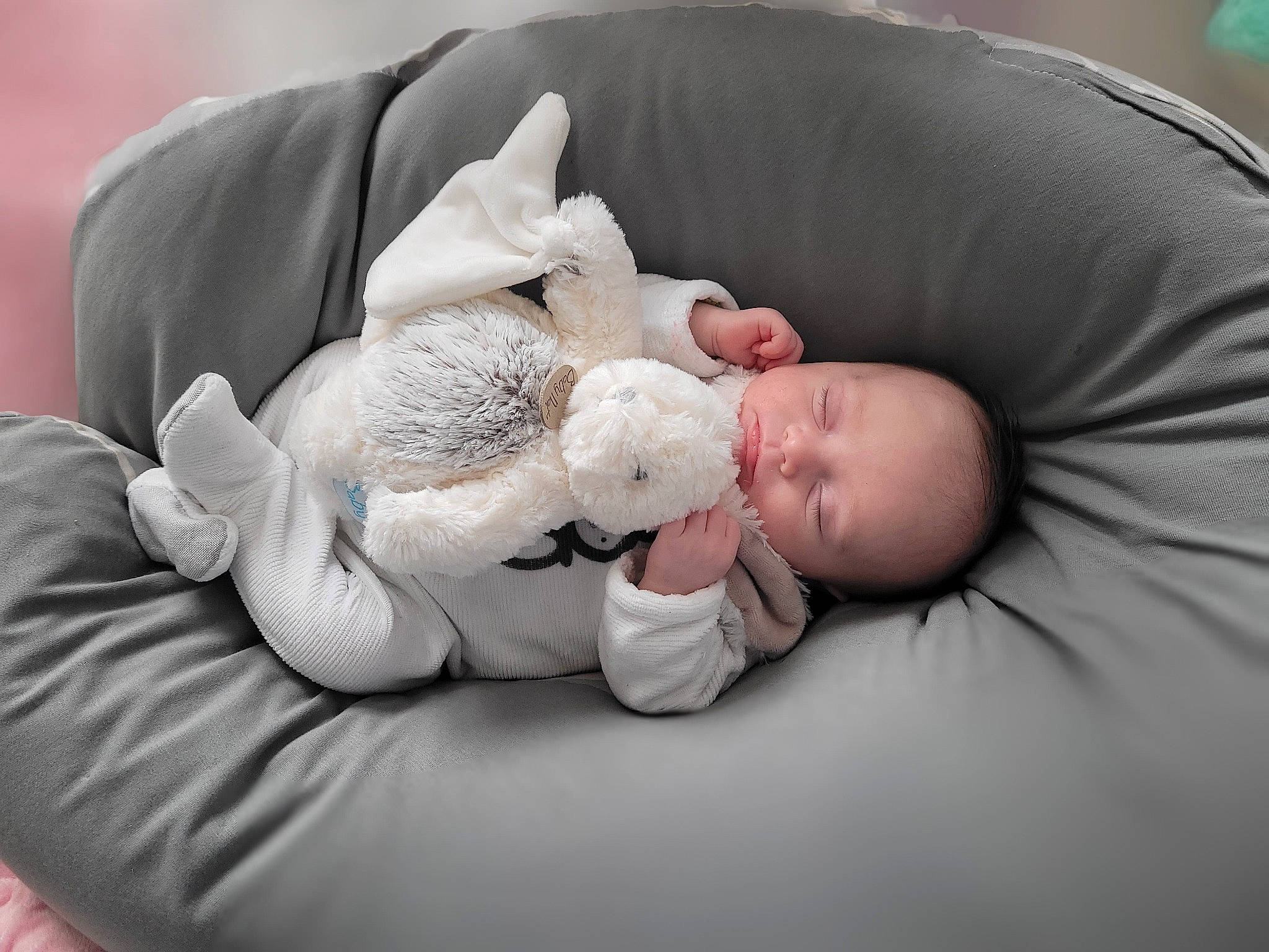 Clélya a rejoint le concours — aidez-le/la à gagner de superbes lots ! arm, baby, baby_products, baby_sleeping, baby_toddler_clothing, bedtime, child, comfort, eye, finger, foot, gesture, grass, hand, human_leg, linens, nail, nap, skin, toddler