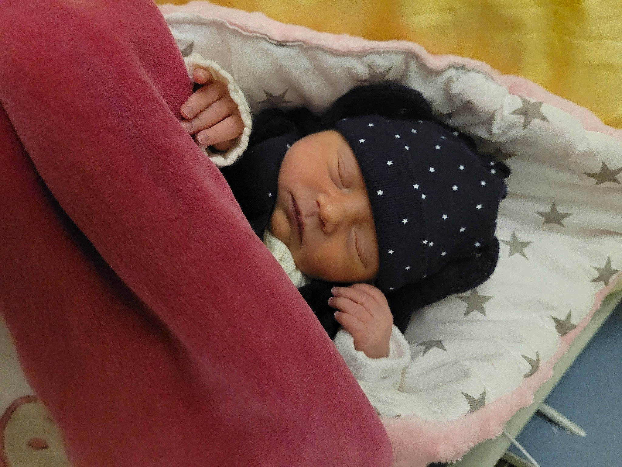 Clélya a rejoint le concours — aidez-le/la à gagner de superbes lots ! baby, baby_products, baby_safety, baby_sleeping, baby_toddler_clothing, bed, bed_sheet, bedding, bedtime, child, comfort, gesture, headwear, infant_bed, linens, nap, pattern, person, room, sleep