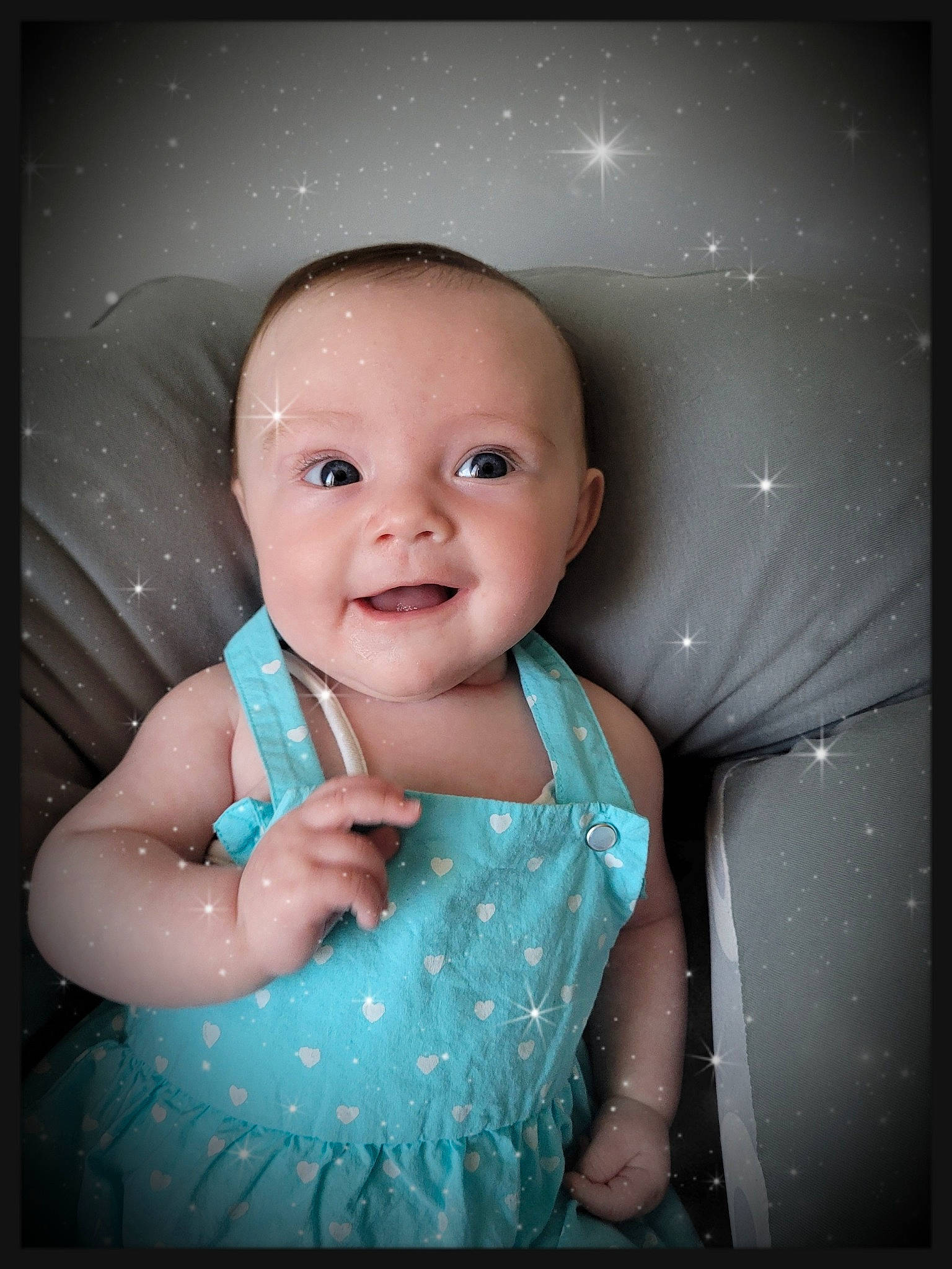 Clélya participe au concours pour gagner de l'argent avec cette photo : arm, baby, baby_toddler_clothing, cheek, child, chin, flash_photography, fun, gesture, happy, head, iris, nail, nose, organ, person, skin, sleeve, smile, thumb