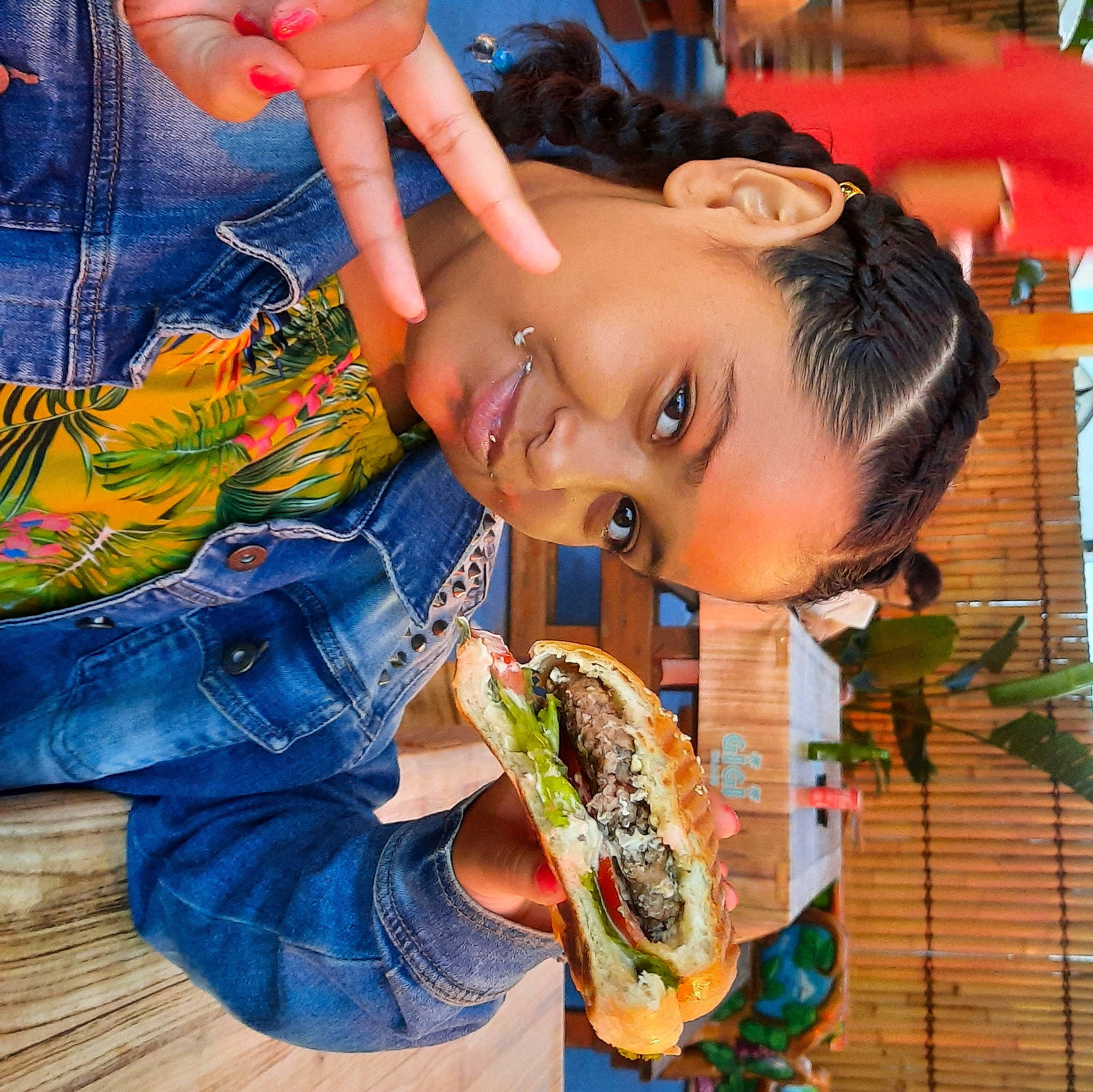 Maimiti a rejoint le concours — aidez-le/la à gagner de superbes lots ! blue, child, comfort_food, cuisine, denim, electric_blue, finger, fun, happy, jeans, joy, junk_food, leisure, mouth, orange, pattern, person, play, recreation, smile