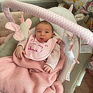 Emy a rejoint le concours — aidez-le/la à gagner de superbes lots ! baby, infant, newborn, crib, bassinet, blanket, bib, stuffed_animal, mobile, pink, knit_blanket, portrait, face, hand, tongue_out, balloon, nursery, cute, plush_unicorn, soft_toys