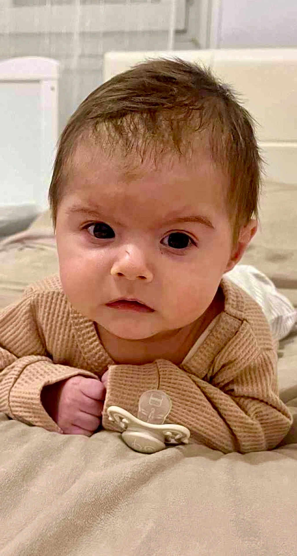 Cezar participe au concours pour gagner de l'argent avec cette photo : baby, infant, pacifier, sweater, lying_down, closeup, face, child, cute, indoors, soft_texture, expression, skin, head, hand, young, portrait, person, cozy, looking