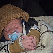 Maël a rejoint le concours — aidez-le/la à gagner de superbes lots ! baby, blanket, car_seat, closeup, clothing, cozy, fingers, hand, hood, infant, low_light, newborn, pacifier, pacifier_clip, pattern, peaceful, portrait, sleeping, soft_texture, zipper