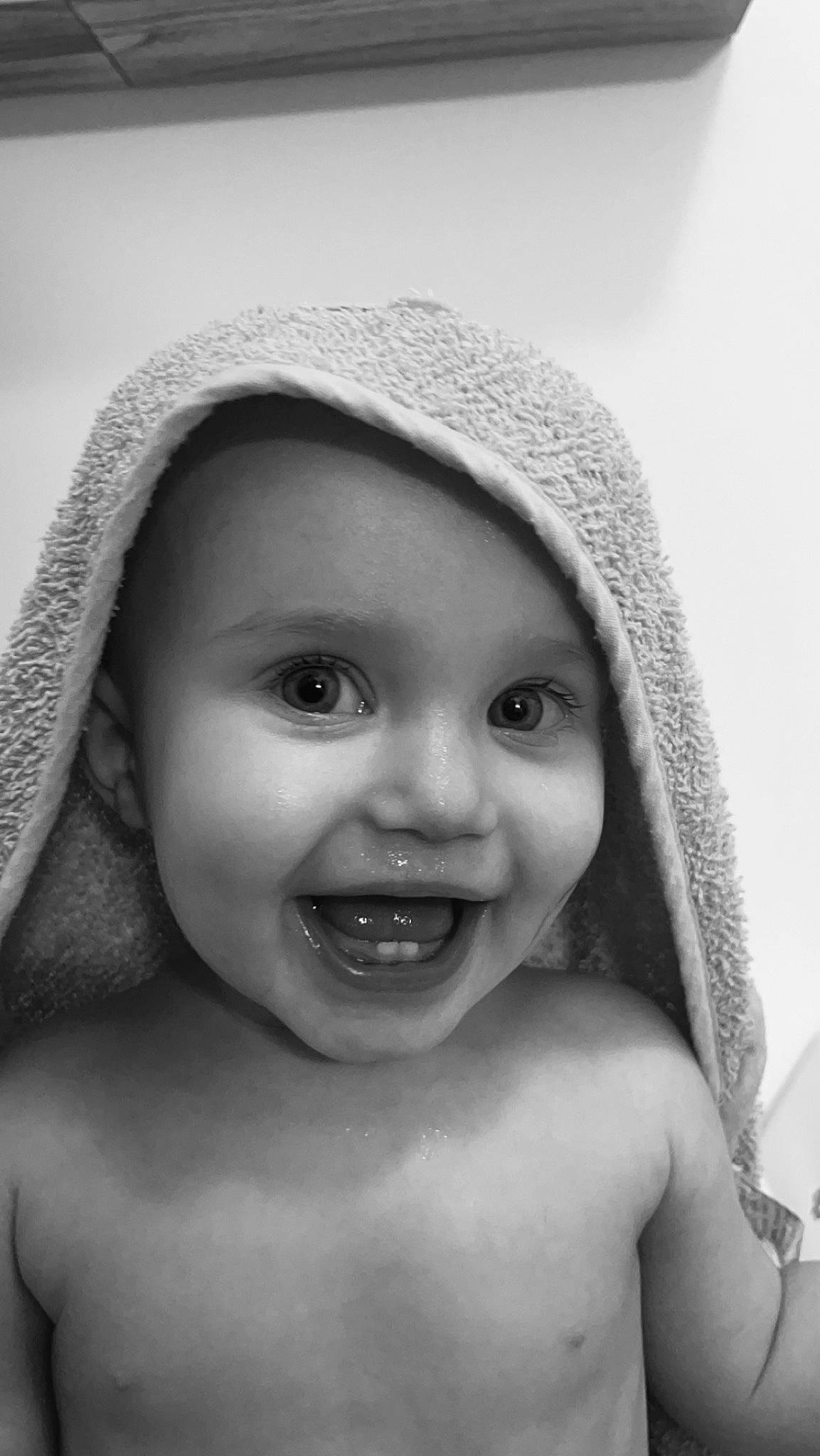 Elia participe au concours pour gagner de l'argent avec cette photo : black_and_white, cap, cheek, chin, cool, eye, eyebrow, eyelash, face, flash_photography, happy, headgear, headwear, iris, joy, lip, mouth, nose, organ, person