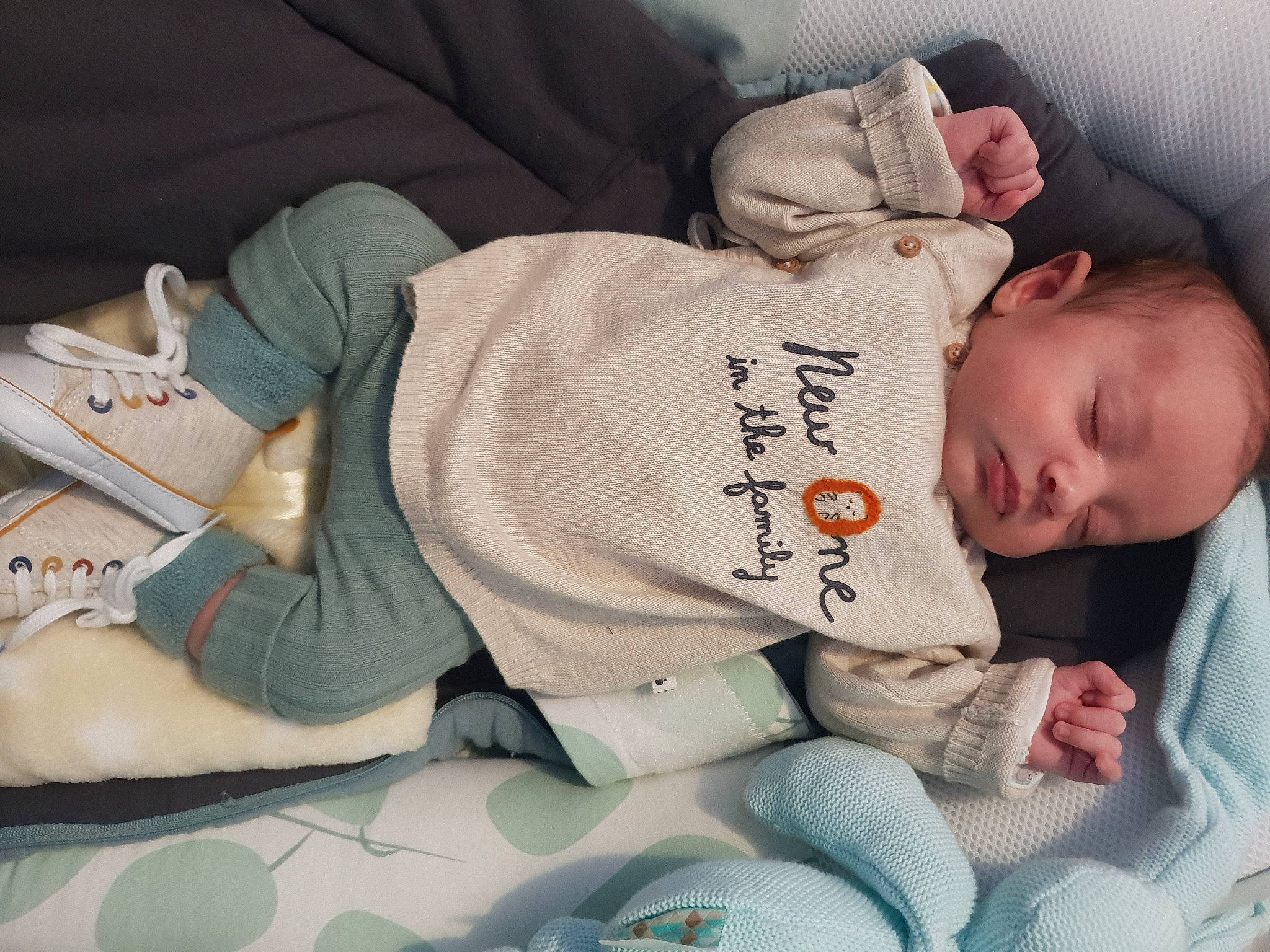 Mattia a rejoint le concours — aidez-le/la à gagner de superbes lots ! baby, baby_products, baby_sleeping, baby_toddler_clothing, bedtime, cheek, child, comfort, elbow, finger, knee, linens, nap, pattern, person, room, sitting, sleep, sleeve, thigh