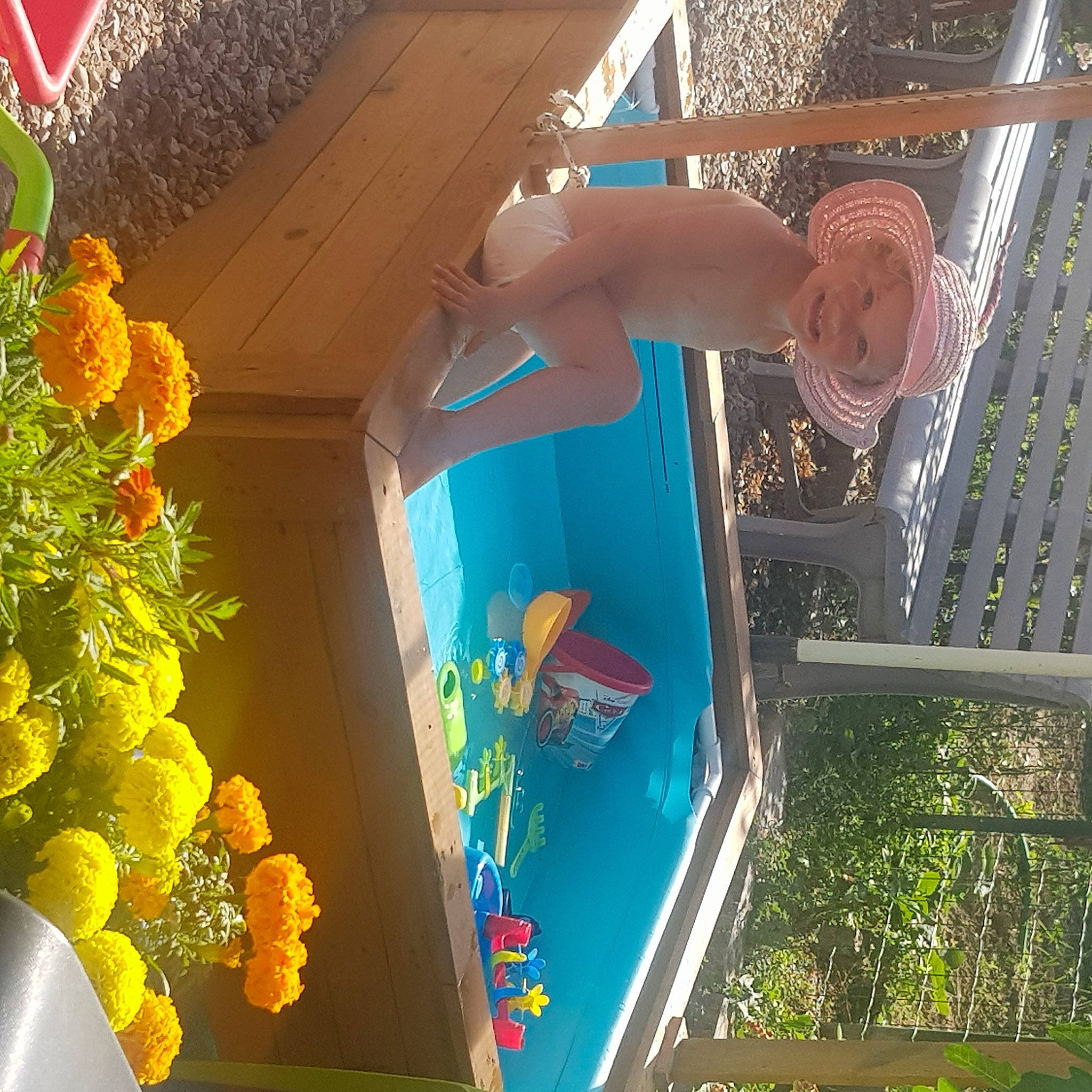 Mïa a rejoint le concours — aidez-le/la à gagner de superbes lots ! headwear, joy, person, plant, yellow