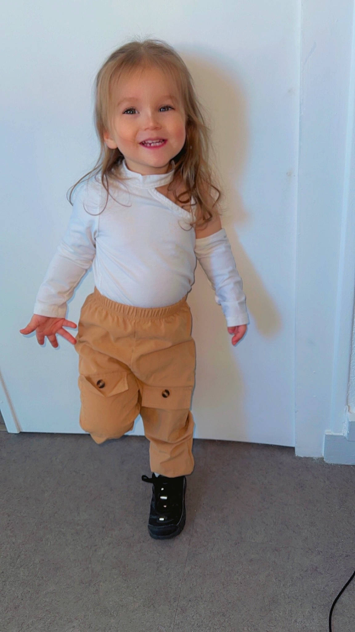 Ilyana a rejoint le concours — aidez-le/la à gagner de superbes lots ! baby_toddler_clothing, blond, brown_hair, denim, fashion_design, gesture, happy, human_leg, joy, knee, leg, peach, person, shorts, sleeve, smile, t_shirt, thigh, toddler, uniform