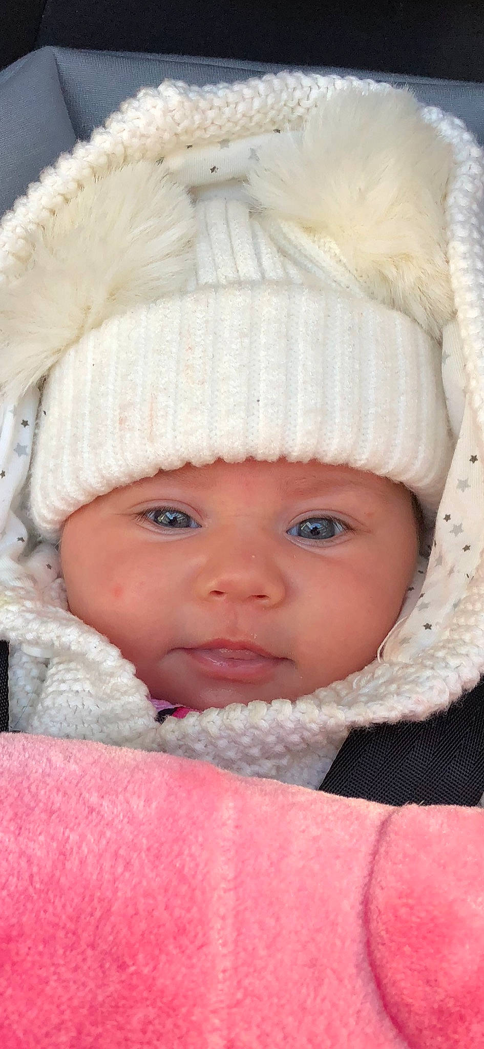 Ayla Abir a rejoint le concours — aidez-le/la à gagner de superbes lots ! beanie, bonnet, cheek, child, close_up, eye, girl, headgear, headwear, infant, knit_cap, knitting, lip, nose, person, pink, product, skin, smile, textile