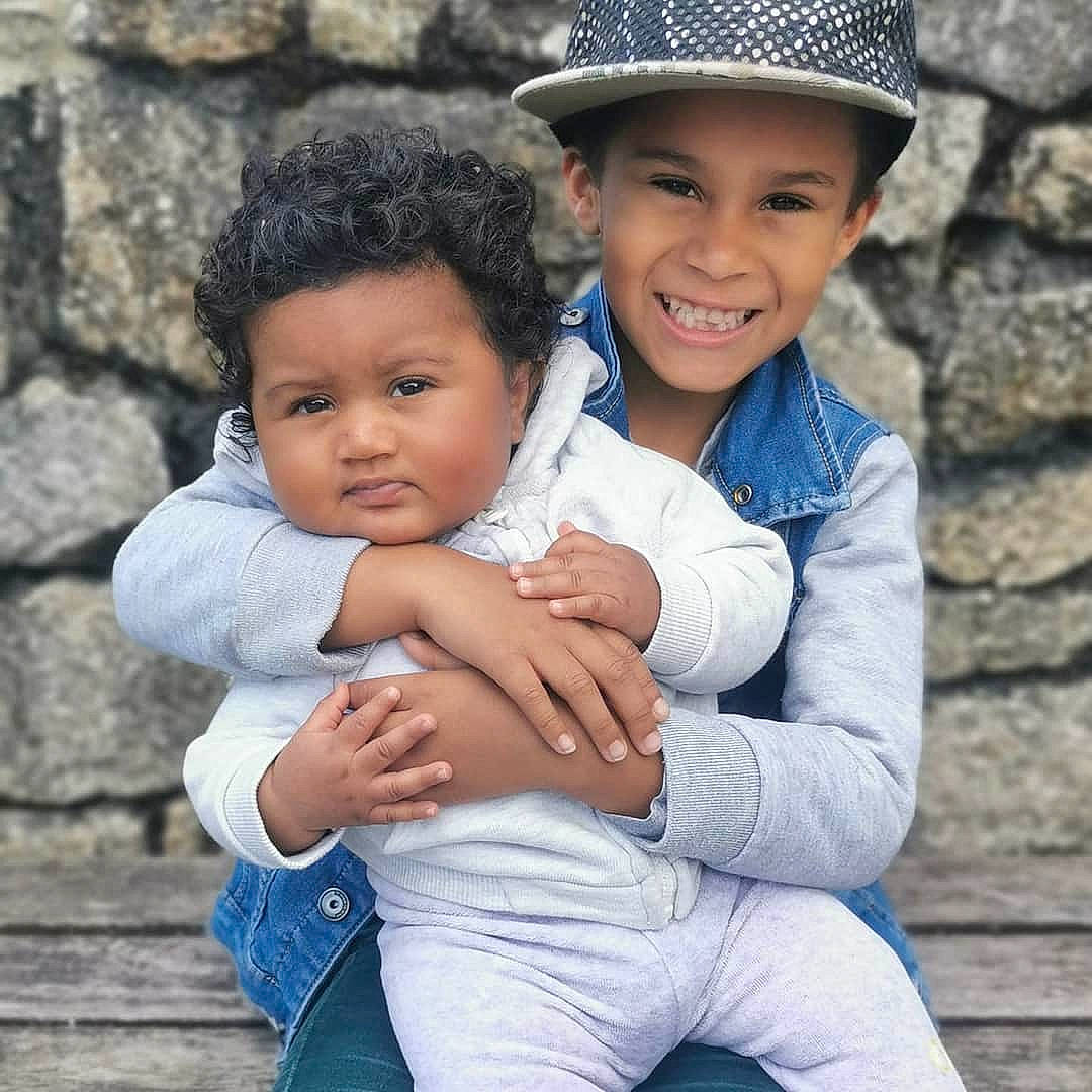 Ewen participe au concours pour gagner de l'argent avec cette photo : baby, child, family, fun, happy, headwear, hug, interaction, jeans, joy, love, people, person, photography, sibling, sitting, skin, smile, toddler, vacation