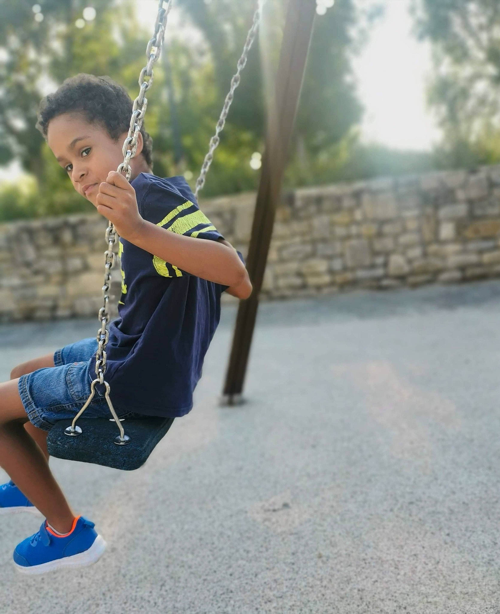 Ewen participe au concours pour gagner de l'argent avec cette photo : child, fun, leisure, outdoor_play_equipment, person, photography, play, playground, public_space, recreation, rope, swing, toddler, tree, vacation