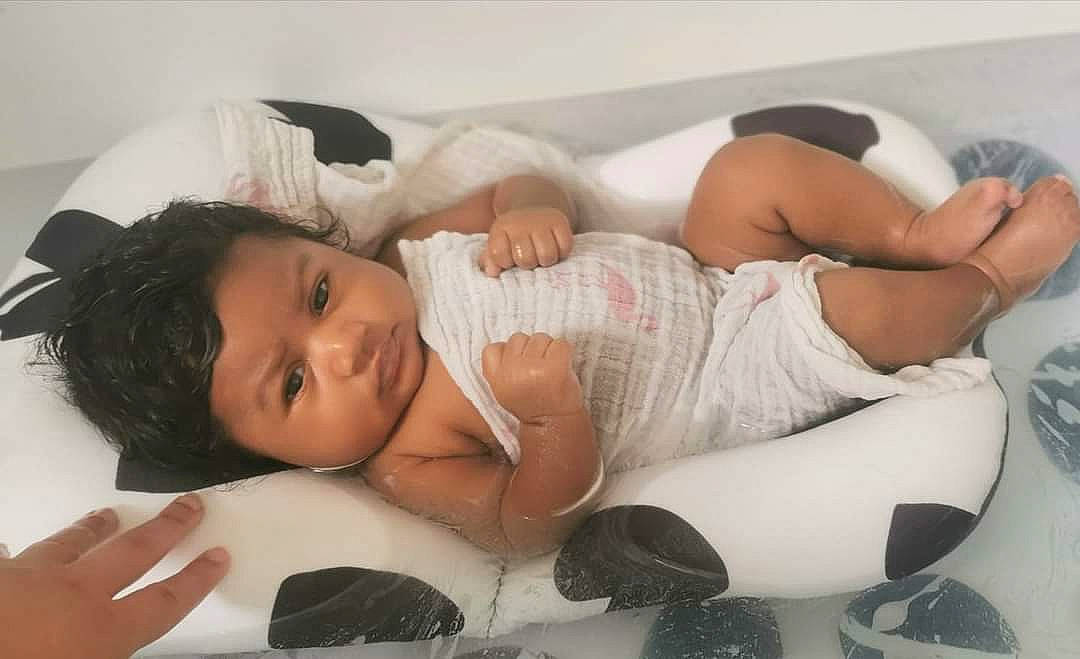 Eliam participe au concours pour gagner de l'argent avec cette photo : arm, baby, bedtime, black_hair, child, comfort, finger, hand, leg, person, photography, sleep, toddler, trunk