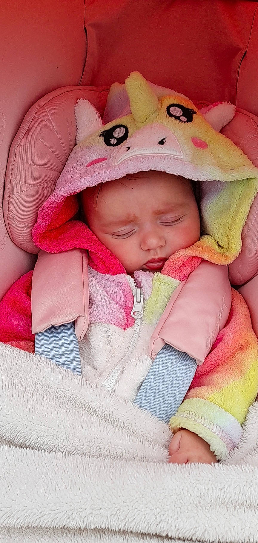 Constance a rejoint le concours — aidez-le/la à gagner de superbes lots ! baby, baby_sleeping, baby_toddler_clothing, cap, cheek, chin, comfort, eye, eyebrow, eyelash, headwear, iris, jacket, lip, mouth, nose, outerwear, person, pink, skin