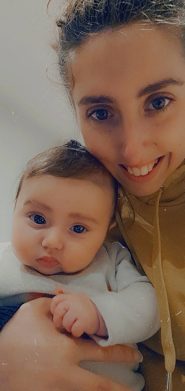 Constance participe au concours pour gagner de l'argent avec cette photo : beauty, black_hair, cheek, chin, ear, eyebrow, eyelash, forehead, fun, gesture, happy, human, iris, joy, lip, long_hair, nose, organ, person, skin