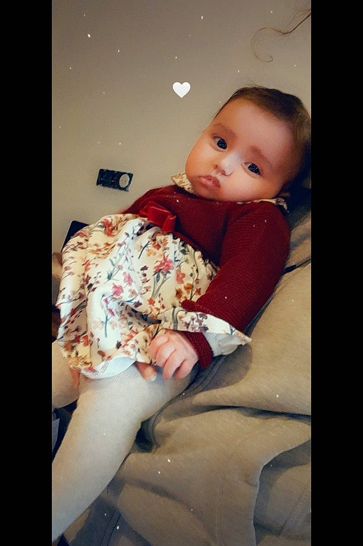 Constance participe au concours pour gagner de l'argent avec cette photo : abdomen, baby, comfort, couch, elbow, fashion_design, flash_photography, fun, happy, human_body, human_leg, iris, knee, leg, lip, nail, person, skin, thigh, toddler