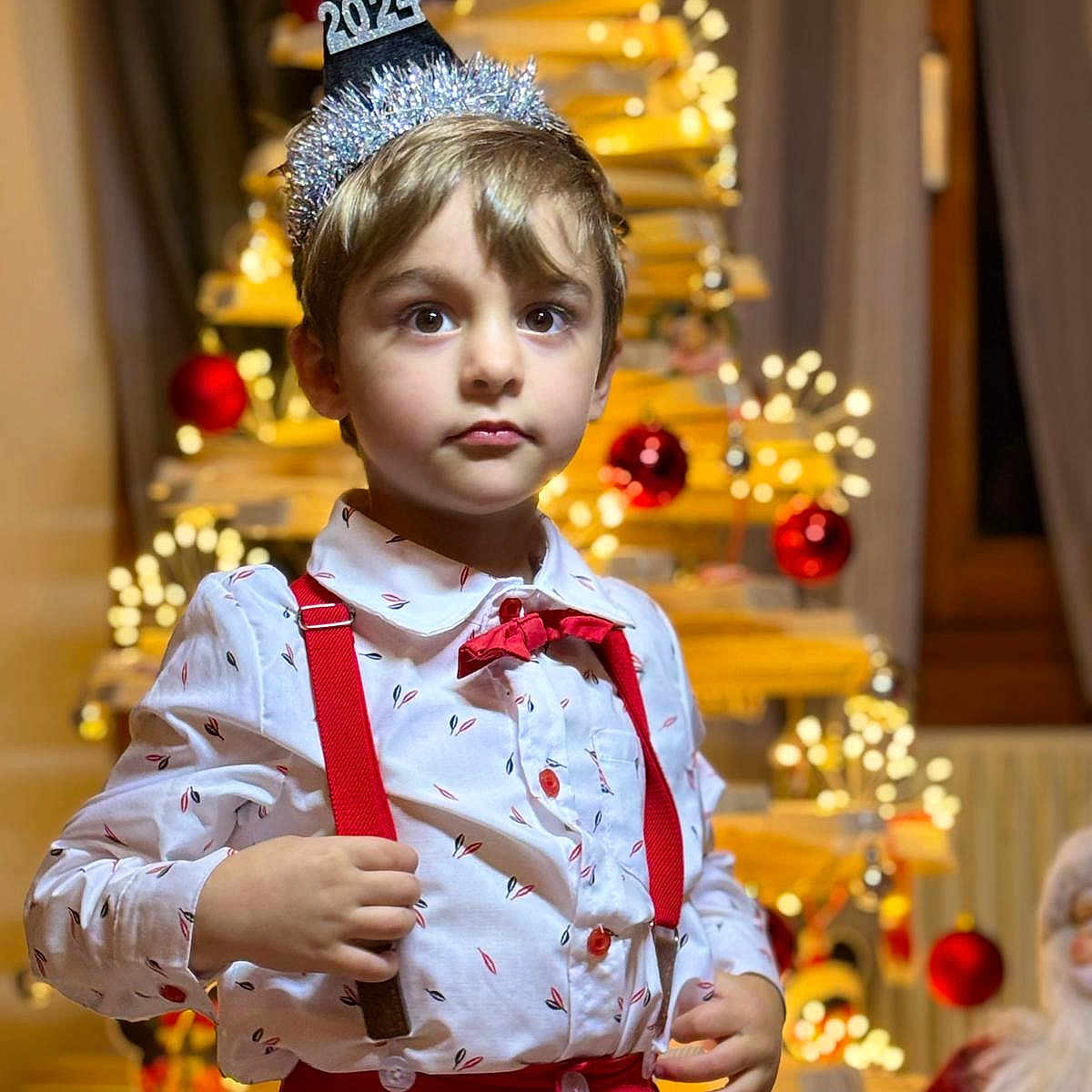 Liam a rejoint le concours — aidez-le/la à gagner de superbes lots ! accessories, baton, child, christmas, christmasdecorations, christmastree, clothing, costume, crown, female, festival, girl, hair, halloween, jewelry, person, scarf, sleeve, stick, suspenders