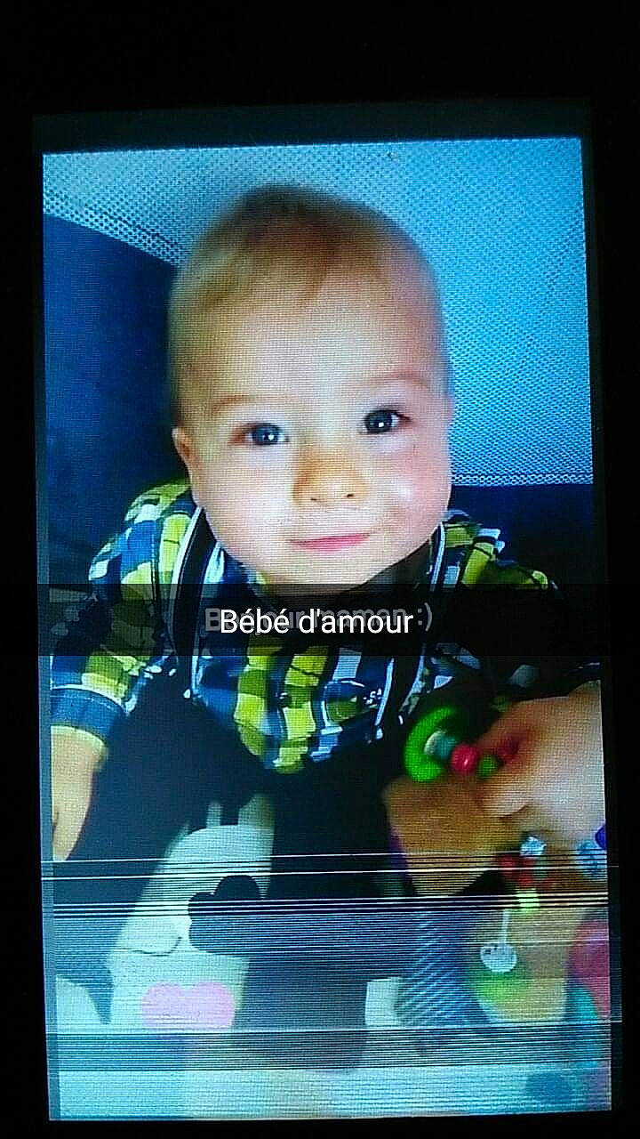 Jule participe au concours pour gagner de l'argent avec cette photo : art, baby, baby_toddler_clothing, cheek, child, display_device, electronic_device, flash_photography, flat_panel_display, fun, gadget, happy, iris, multimedia, person, photo_caption, rectangle, room, smile, television_set