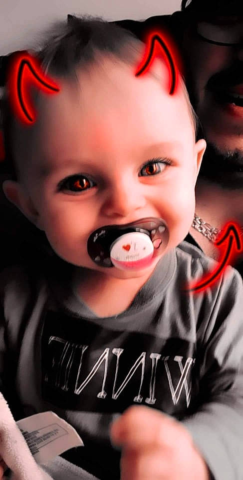 Tymeo participe au concours pour gagner de l'argent avec cette photo : black, cheek, chin, ear, eyebrow, eyelash, facial_expression, flash_photography, gesture, happy, human, human_body, iris, jaw, lip, mouth, nose, person, skin, sleeve