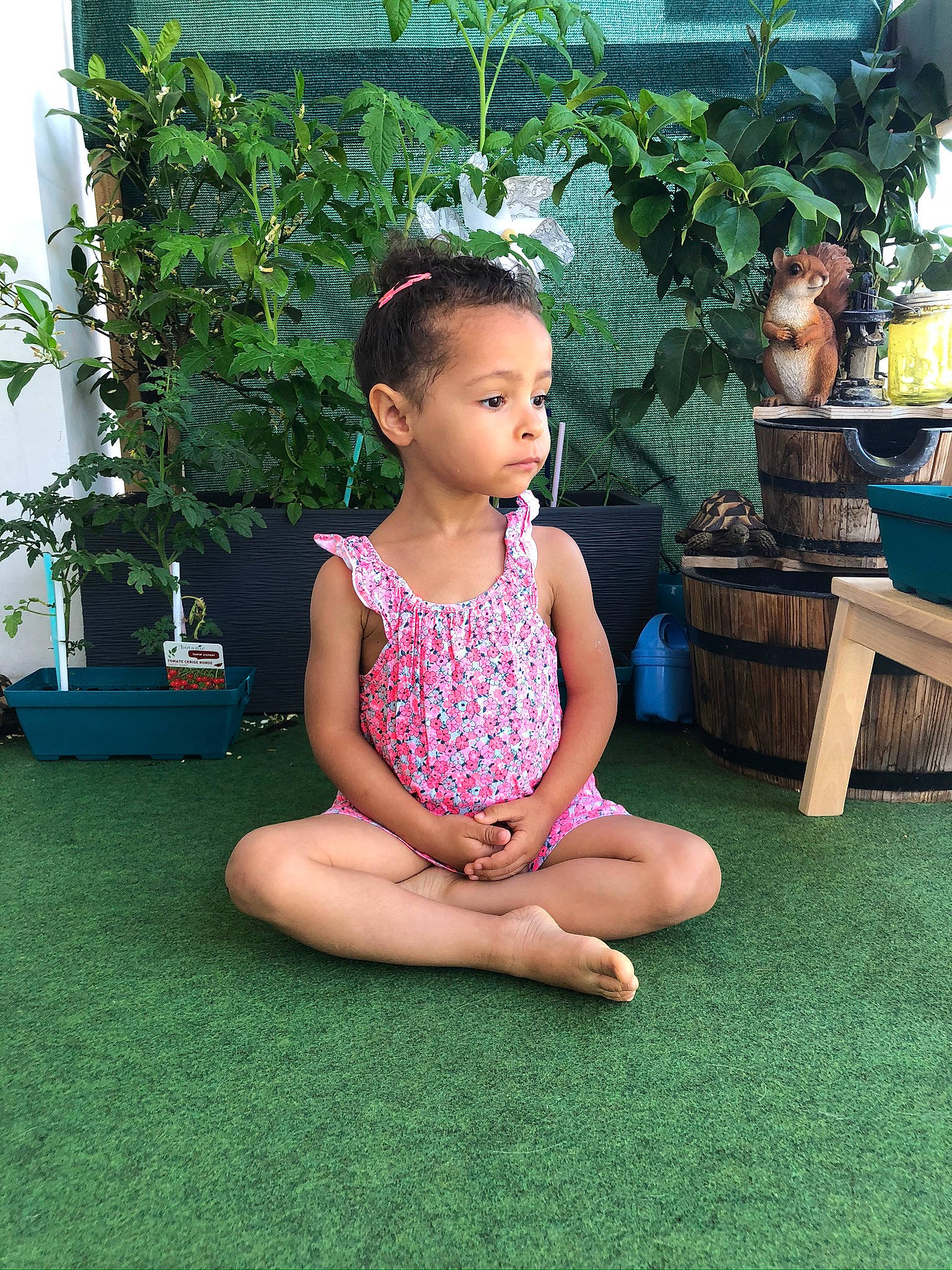Miya a rejoint le concours — aidez-le/la à gagner de superbes lots ! baby_toddler_clothing, botany, child, flooring, flowerpot, foot, fun, grass, happy, human_body, human_leg, leaf, leisure, person, plant, shoulder, shrub, skin, standing, thigh