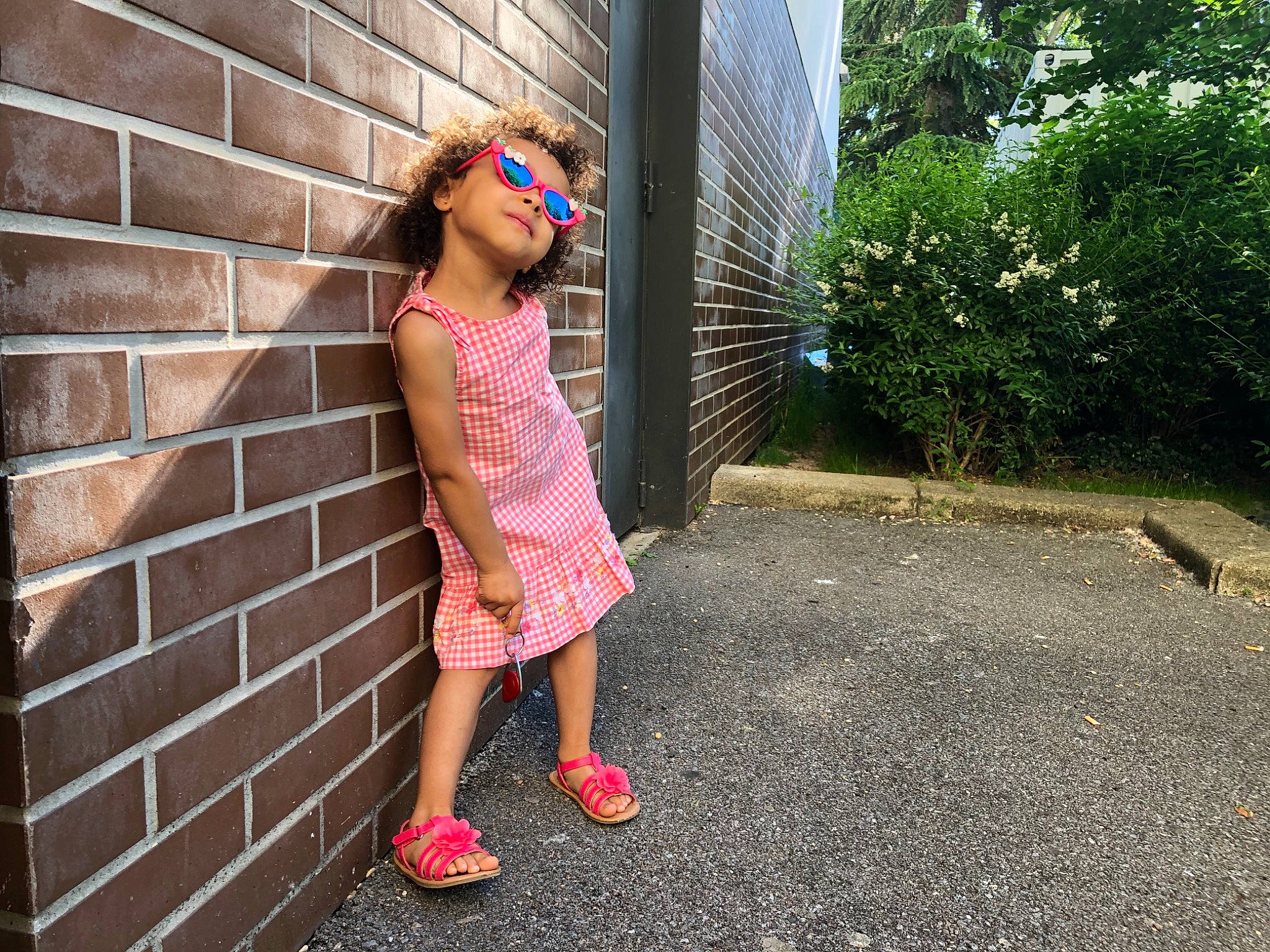 Miya a rejoint le concours — aidez-le/la à gagner de superbes lots ! asphalt, eyewear, fun, leaf, leisure, magenta, morning, person, pink, plant, public_space, road, road_surface, shorts, sidewalk, standing, street_fashion, textile, tints_and_shades, tree