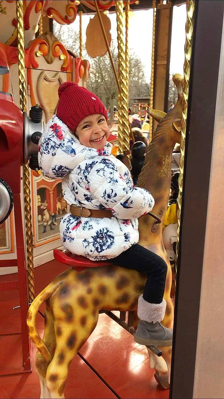 Miya participe au concours pour gagner de l'argent avec cette photo : amusement_park, amusement_ride, carousel, child, event, fun, fur, headwear, joy, leisure, metal, pattern, person, recreation, room, sitting, snapshot, toddler, wood