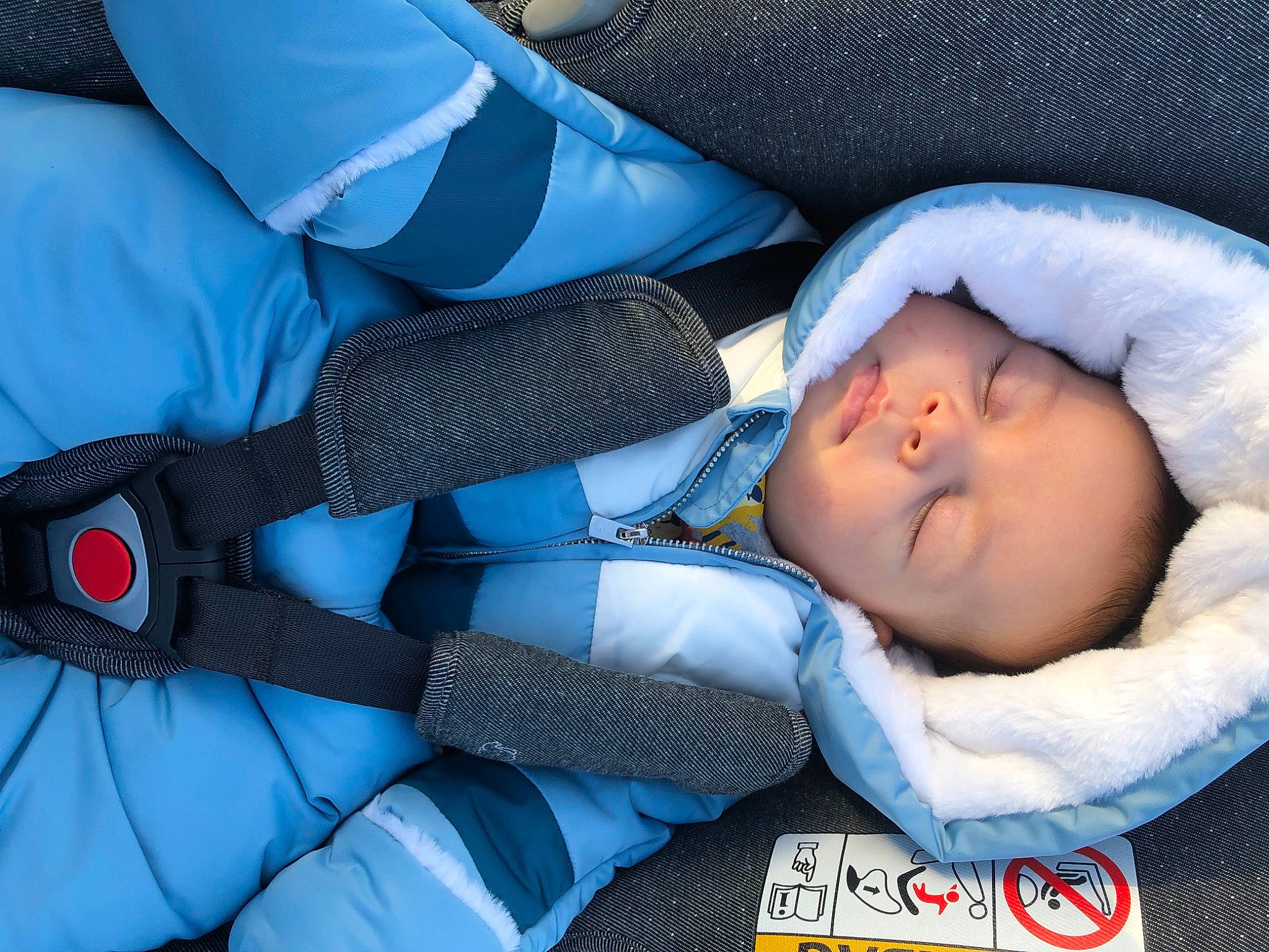 Noam a rejoint le concours — aidez-le/la à gagner de superbes lots ! auto_part, azure, baby, baby_products, baby_sleeping, baby_toddler_clothing, blue, car_seat, car_seat_cover, carmine, child, comfort, electric_blue, grey, head_restraint, linens, pattern, person, product, textile