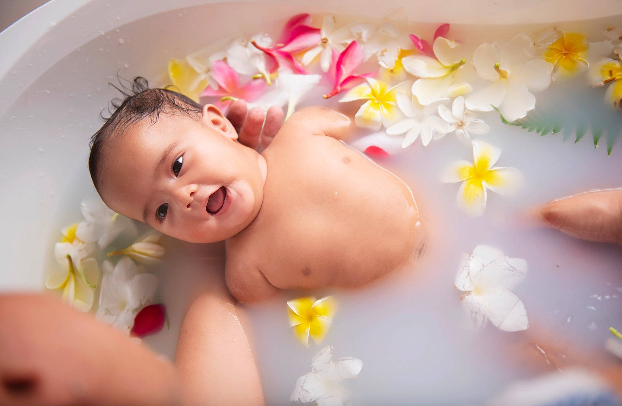 Naruki participe au concours pour gagner de l'argent avec cette photo : abdomen, baby, baby_bathing, baby_products, bathing, cheek, chest, child, close_up, finger, fun, happy, nail, person, petal, pink, skin, smile, stomach, thumb