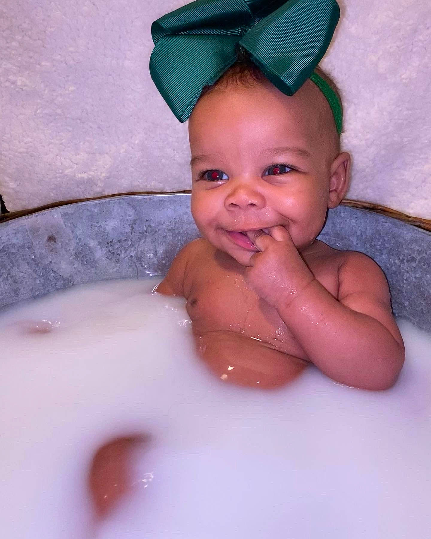 Avayah is registered to the contest to win money with this photo: baby, baby_bathing, bathing, bathtub, cheek, chest, eye, eyebrow, finger, fluid, hand, happy, human_body, iris, joy, lip, mouth, person, skin, smile