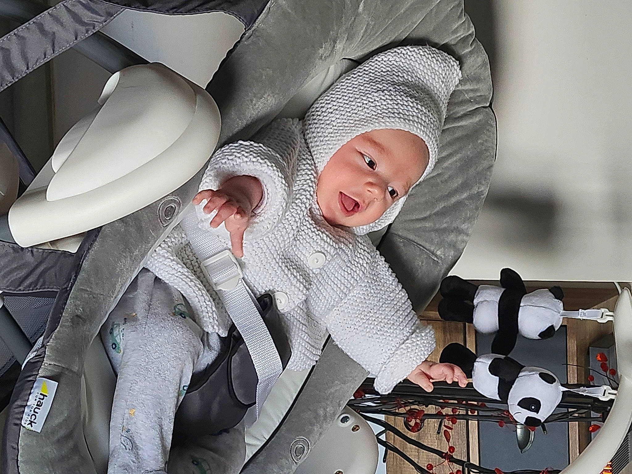 Ewen a rejoint le concours — aidez-le/la à gagner de superbes lots ! auto_part, baby, baby_carriage, baby_products, baby_safety, baby_toddler_clothing, car_seat, carmine, child, comfort, event, fun, happy, linens, pattern, person, service, smile, suit, toddler