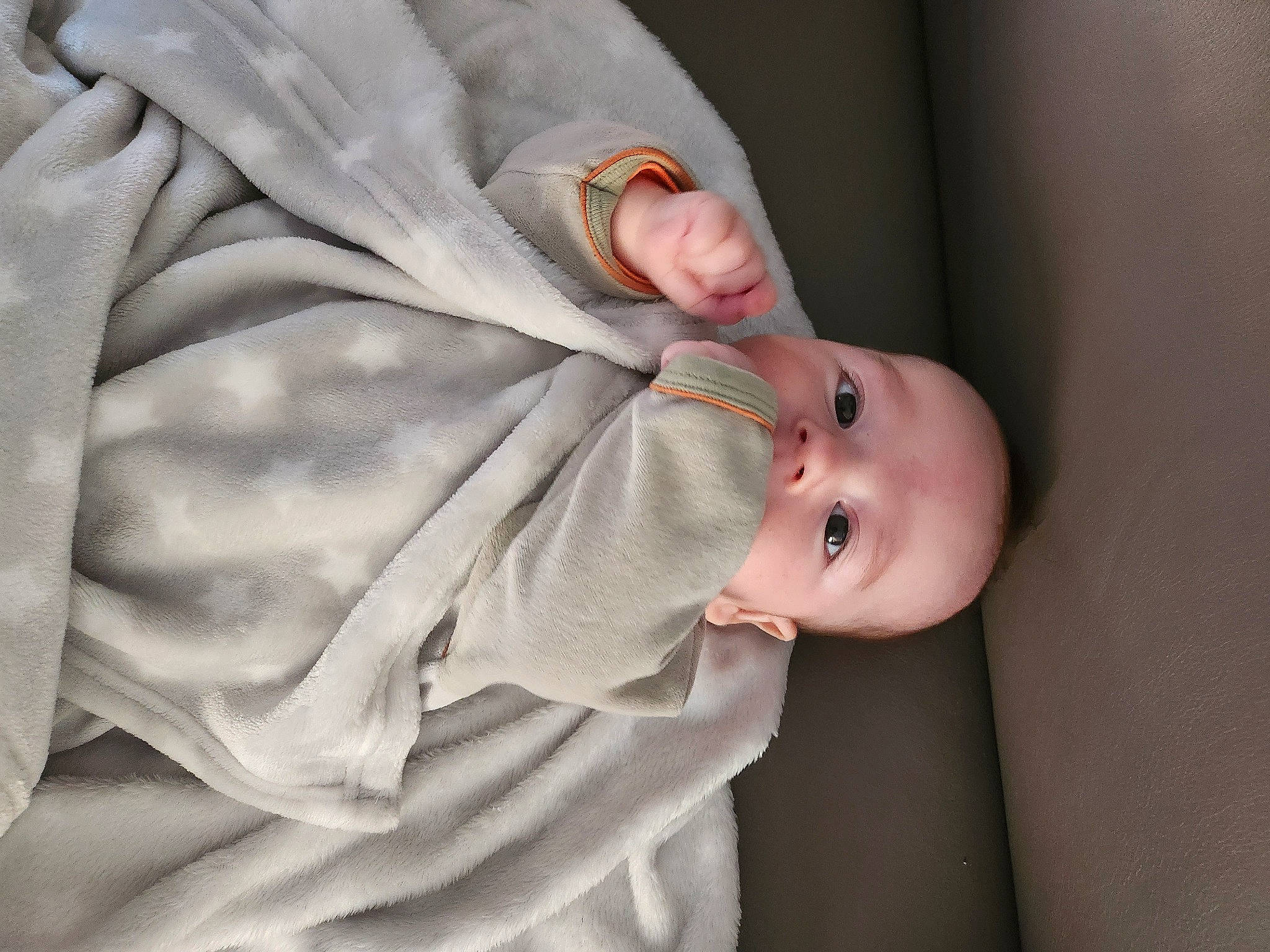 Ewen a rejoint le concours — aidez-le/la à gagner de superbes lots ! baby, baby_products, baby_toddler_clothing, child, collar, comfort, dress_shirt, fashion_accessory, hat, linens, pattern, peach, person, sleeve, textile, toddler