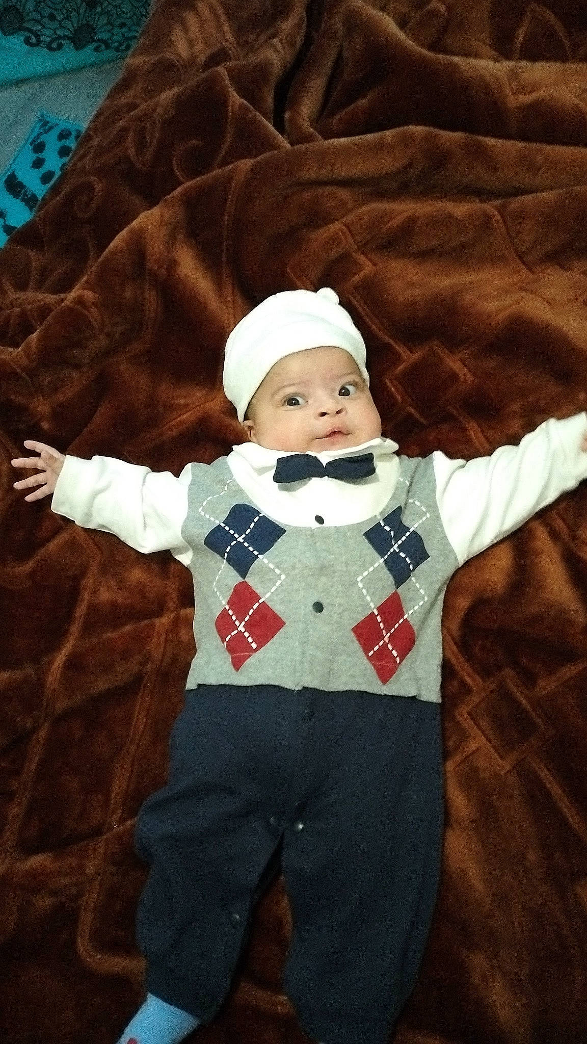 Ahmed a rejoint le concours — aidez-le/la à gagner de superbes lots ! baby, baby_toddler_clothing, carmine, child, christmas, christmas_eve, costume_hat, event, face, fictional_character, fun, fur, gesture, happy, headwear, holiday, human_body, pattern, person, sleeve