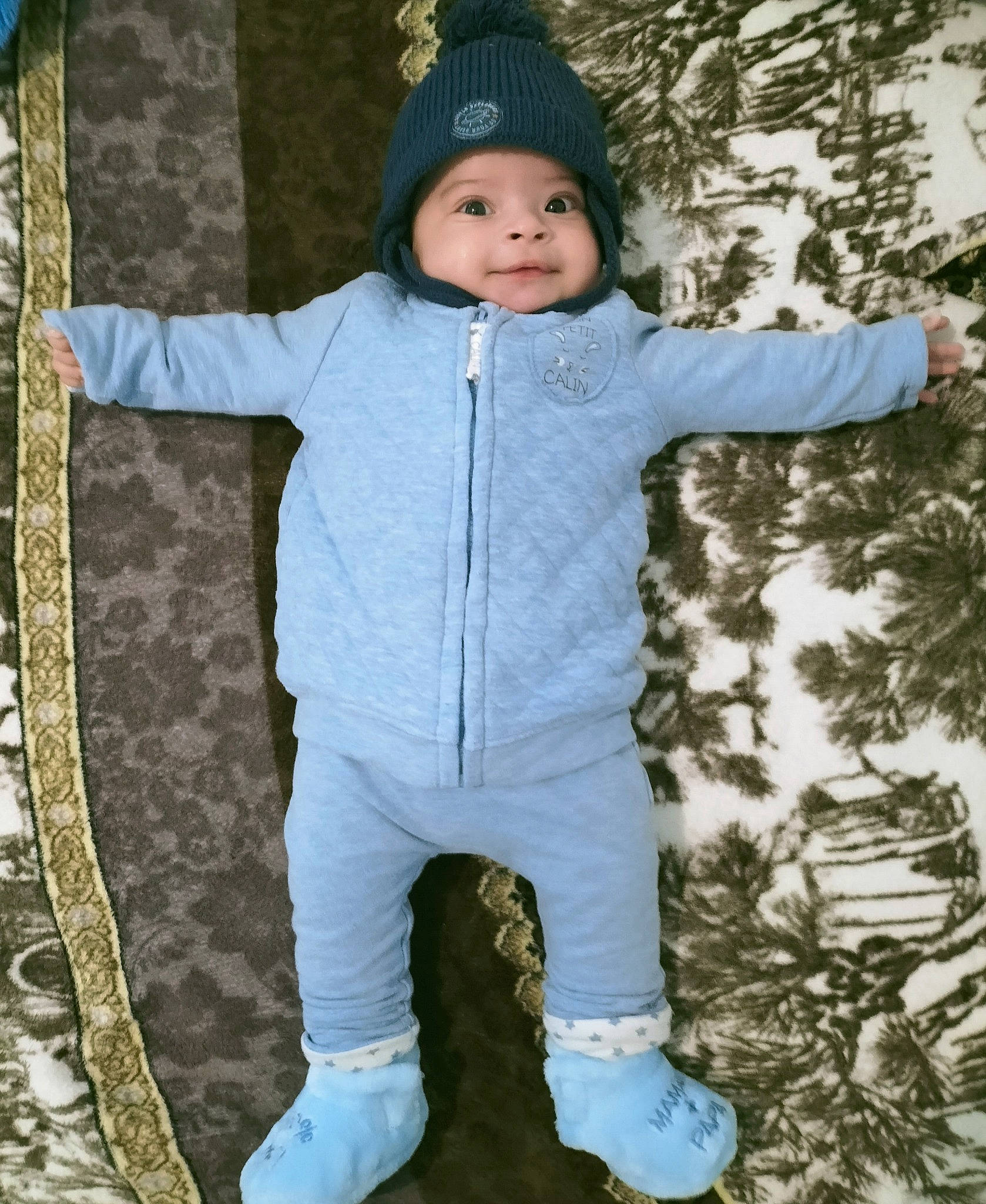 Ahmed participe au concours pour gagner de l'argent avec cette photo : baby_toddler_clothing, beauty, cap, child, eye, freezing, fun, grass, happy, headwear, hood, leaf, outerwear, people_in_nature, person, playing_in_the_snow, sleeve, snow, standing, toddler