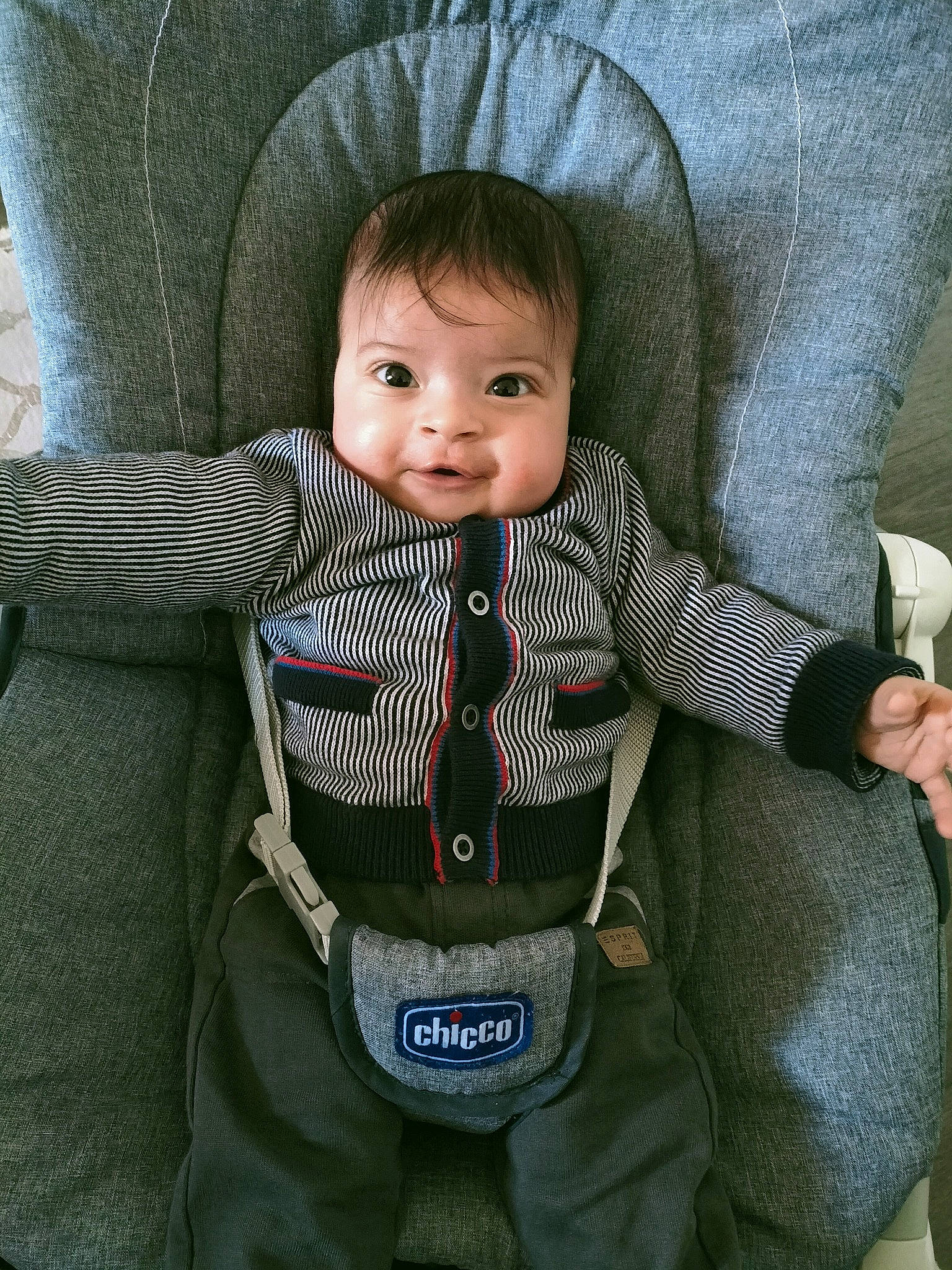 Ahmed a rejoint le concours — aidez-le/la à gagner de superbes lots ! auto_part, baby, baby_carriage, baby_products, baby_safety, baby_toddler_clothing, cheek, child, comfort, eye, face, head, human_body, iris, pattern, person, product, sitting, sleeve, smile