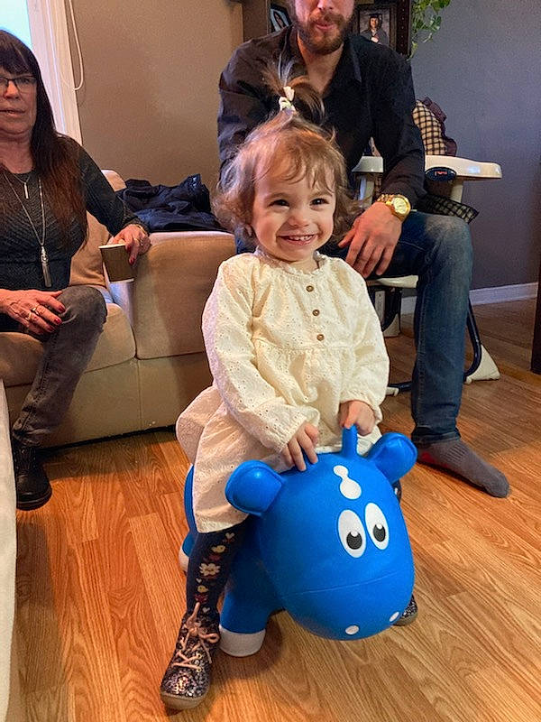 Gabriella a rejoint le concours — aidez-le/la à gagner de superbes lots ! boot, child, clothing, comfort, event, face, facial_expression, flooring, fun, happy, hat, joy, lap, leisure, person, play, shoe, sitting, smile, sneakers