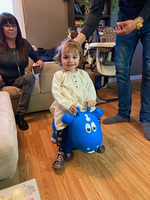 Gabriella a rejoint le concours — aidez-le/la à gagner de superbes lots ! child, event, floor, flooring, fun, happy, hardwood, jeans, joy, lap, leg, leisure, person, shoe, sitting, smile, sneakers, standing, technology, toddler