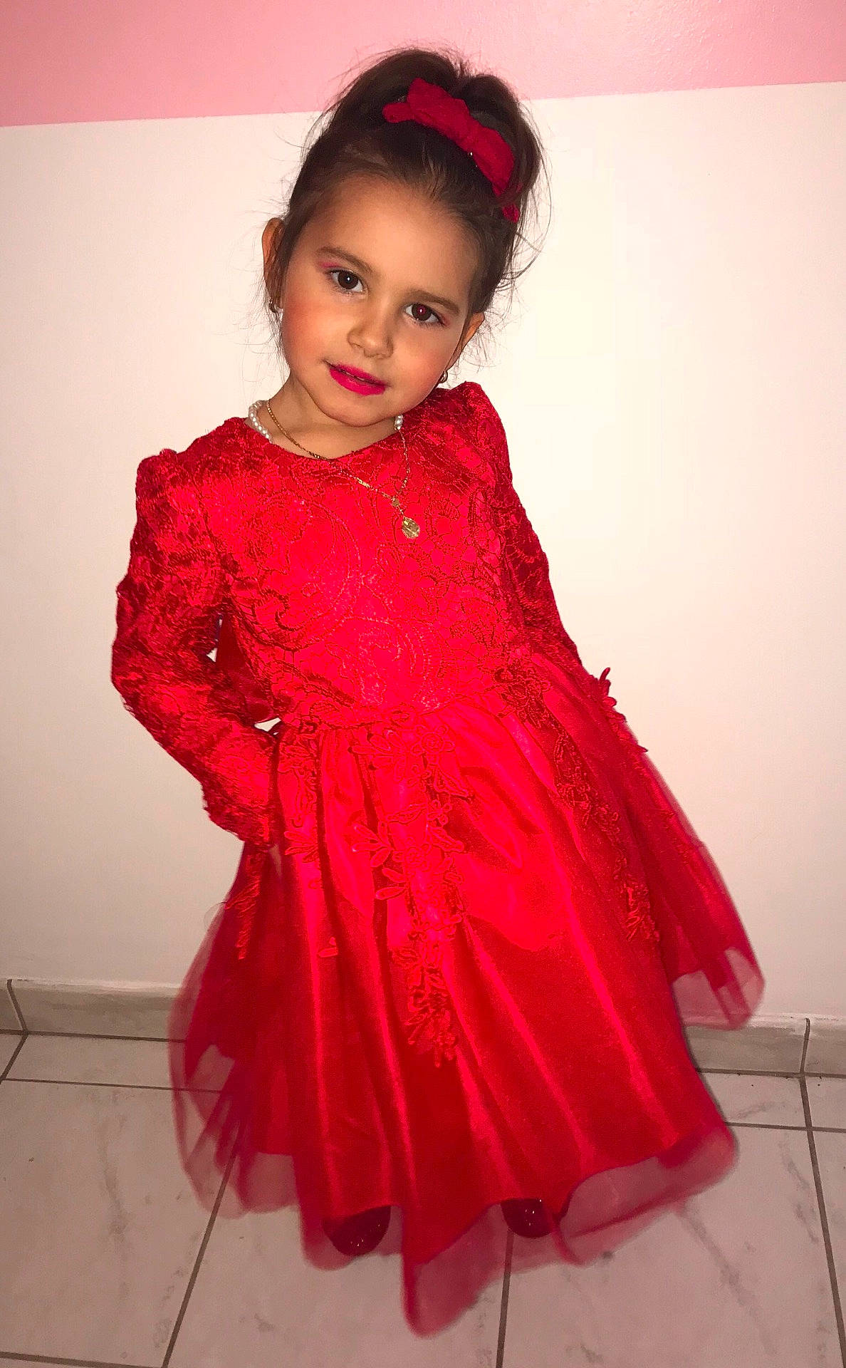 Kélia a rejoint le concours — aidez-le/la à gagner de superbes lots ! beauty, child, clothing, cocktail_dress, costume, dance_dress, day_dress, dress, formal_wear, girl, gown, hair_accessory, lady, magenta, model, person, pink, red, shoulder, smile