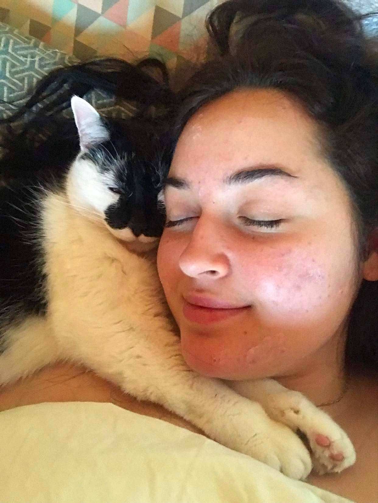 Igloo a rejoint le concours — aidez-le/la à gagner de superbes lots ! carnivore, cat, comfort, ear, eye, eyebrow, eyelash, facial_expression, gesture, hair, hand, happy, head, human_body, iris, jaw, neck, nose, skin, smile