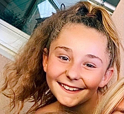 Eléa a rejoint le concours — aidez-le/la à gagner de superbes lots ! cheek, chin, eyebrow, eyelash, forehead, fun, happy, iris, jaw, joy, layered_hair, lip, long_hair, mouth, nose, organ, person, selfie, skin, smile