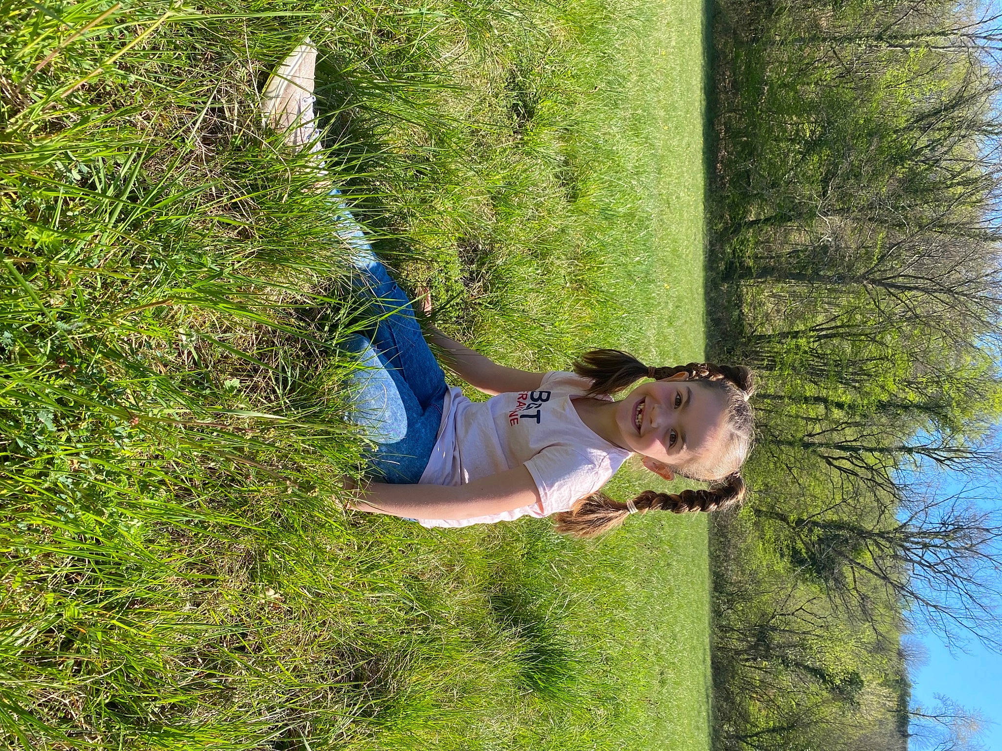 Nina a rejoint le concours — aidez-le/la à gagner de superbes lots ! biome, forest, fun, grass, groundcover, happy, joy, landscape, leisure, natural_environment, natural_landscape, nature_reserve, people_in_nature, person, plant, recreation, shrub, sky, slope, tree