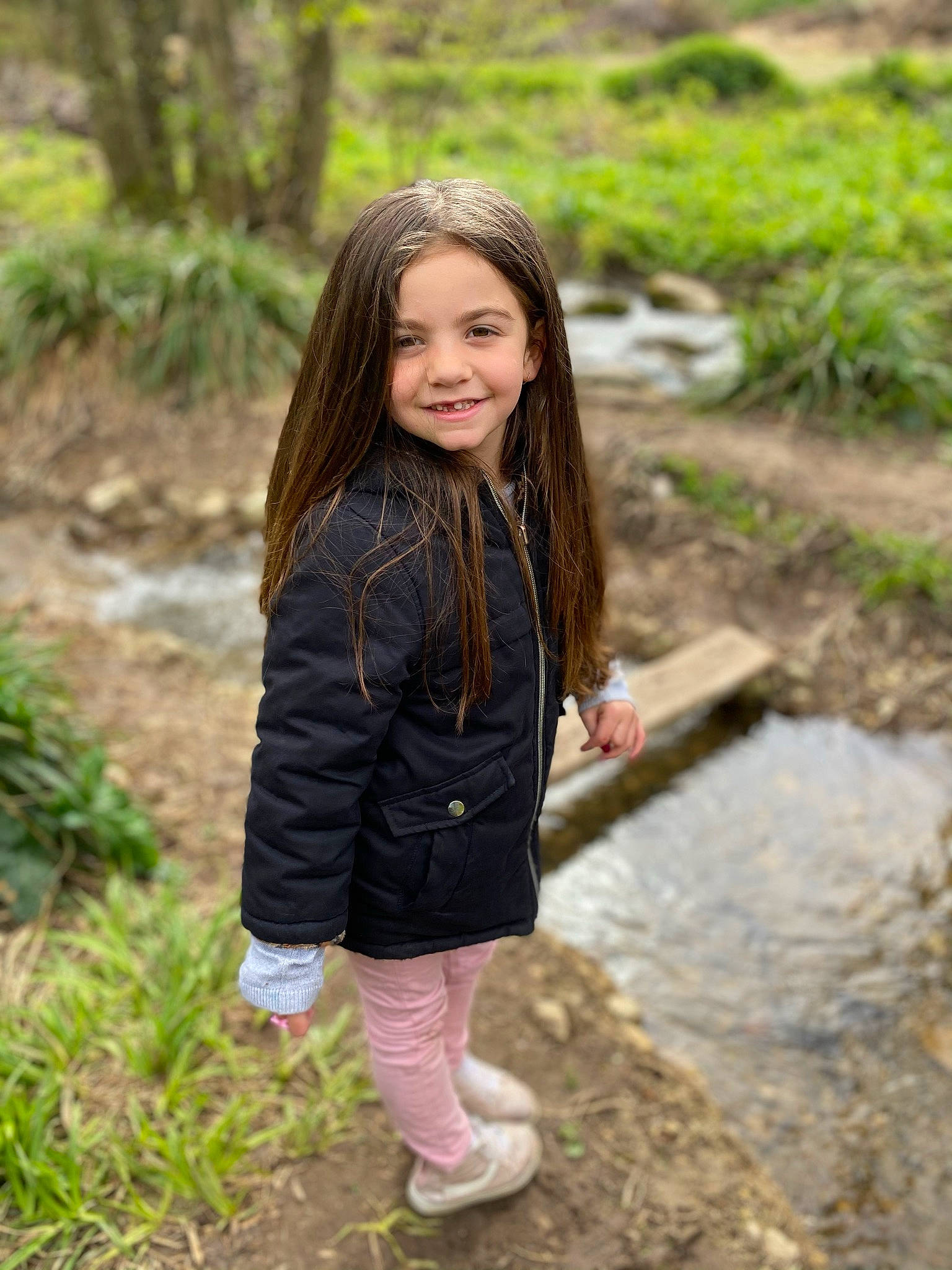 Nina participe au concours pour gagner de l'argent avec cette photo : blond, face, fawn, forest, grass, grass_family, hair, happy, joy, leisure, mammal, natural_environment, natural_landscape, outerwear, people_in_nature, person, plant, smile, toddler, tree