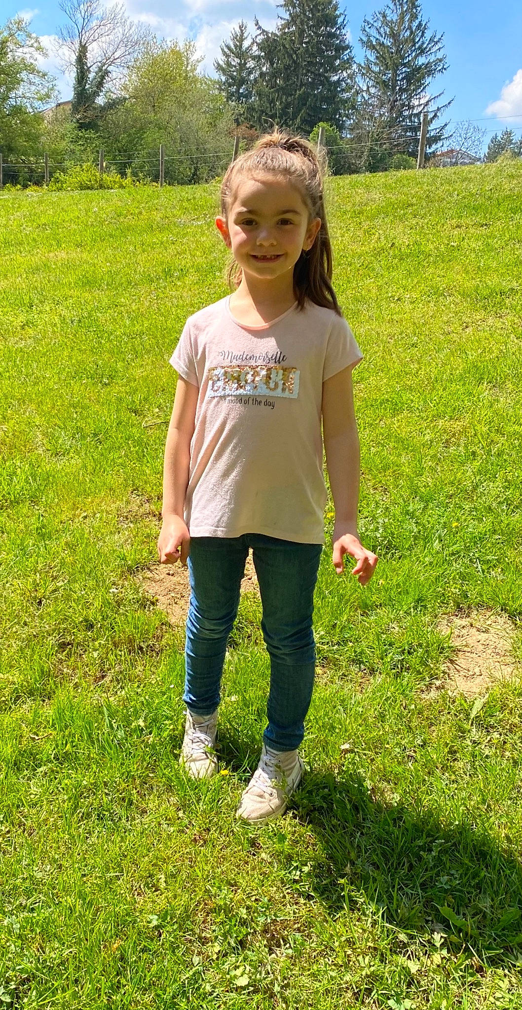 Nina participe au concours pour gagner de l'argent avec cette photo : blond, fun, gesture, grass, grass_family, grassland, green, hair, happy, joy, meadow, people_in_nature, person, plant, prairie, shoe, sleeve, smile, summer, t_shirt