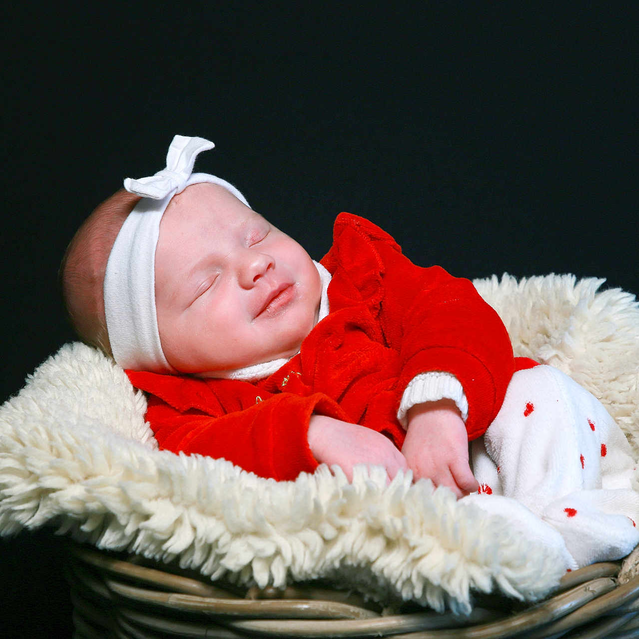 Lohyna participe au concours pour gagner de l'argent avec cette photo : baby, basket, child, cozy, cute, fluffy_blanket, headband, indoor, infant, newborn, peaceful, portrait, red_clothing, relaxed, resting, sleeping, smiling, soft_texture, warm, white
