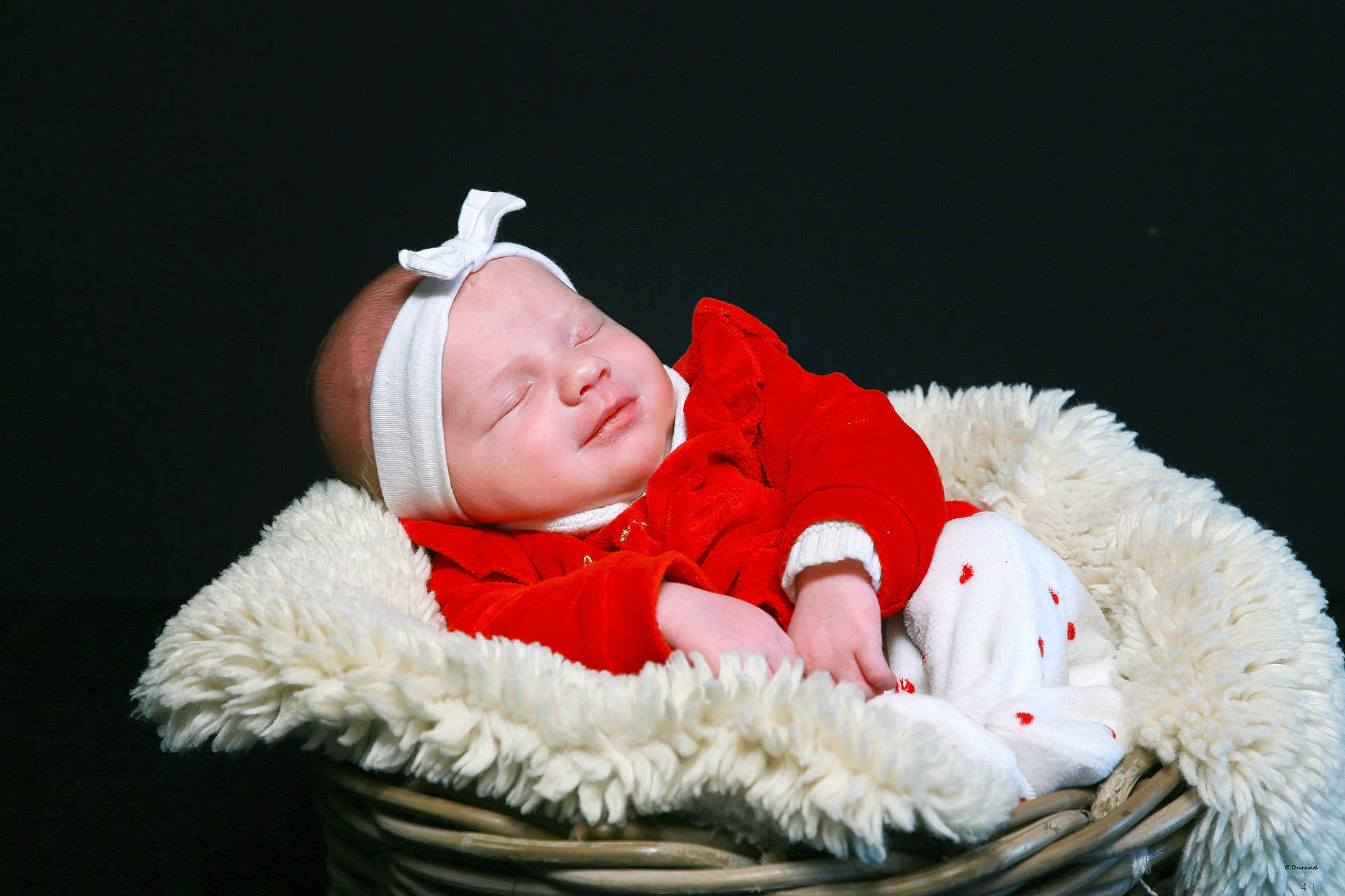 Lohyna participe au concours pour gagner de l'argent avec cette photo : baby, sleeping, headband, red_clothing, basket, fluffy_blanket, infant, cute, peaceful, cozy, portrait, child, soft_texture, white, newborn, resting, indoor, warm, smiling, relaxed