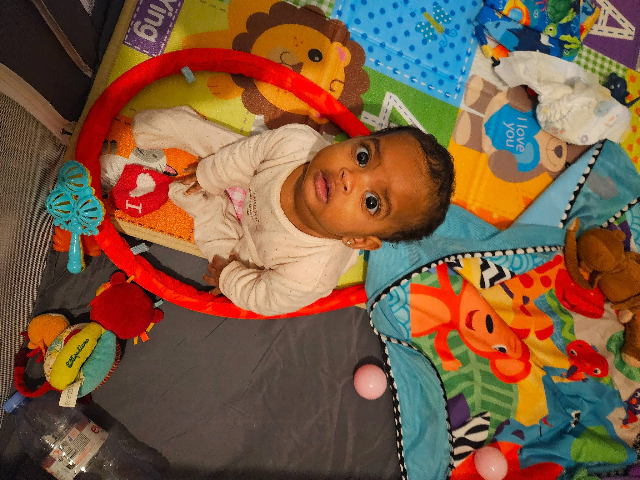 Nayah a rejoint le concours — aidez-le/la à gagner de superbes lots ! art, baby, baby_mobile, baby_products, baby_toddler_clothing, baby_toys, child, comfort, fun, leisure, linens, orange, people, person, play, playmat, room, stuffed_toy, textile, toddler