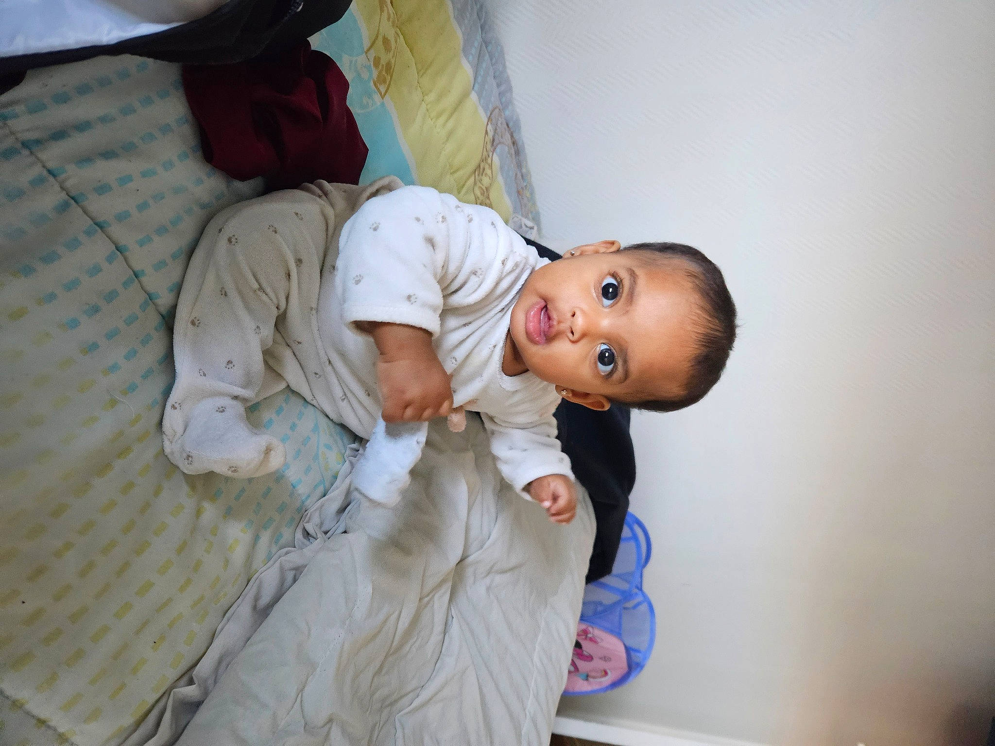 Nayah participe au concours pour gagner de l'argent avec cette photo : baby, baby_products, baby_toddler_clothing, cheek, child, comfort, flash_photography, fun, happy, linens, person, room, sitting, skin, sleeve, smile, toddler