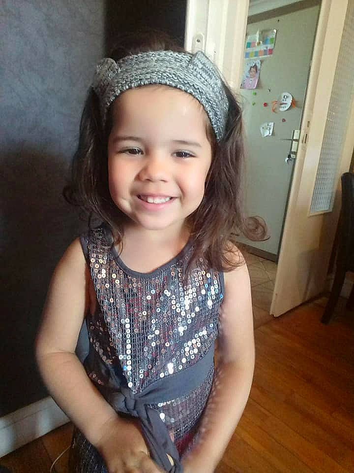 Myriam participe au concours pour gagner de l'argent avec cette photo : brown_hair, child, child_model, fashion_accessory, girl, hair, hair_accessory, hairstyle, headband, headgear, headpiece, jewellery, joy, long_hair, pattern, person, product, smile, toddler